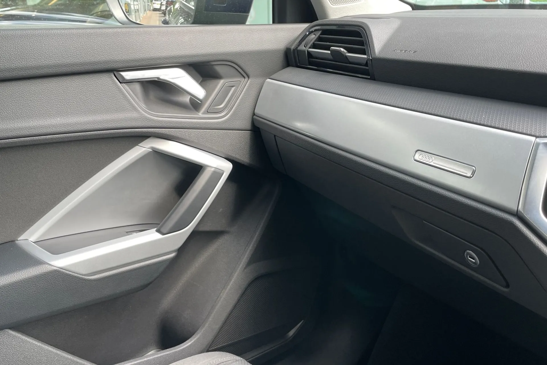 Audi Q3 thumbnail image number 39