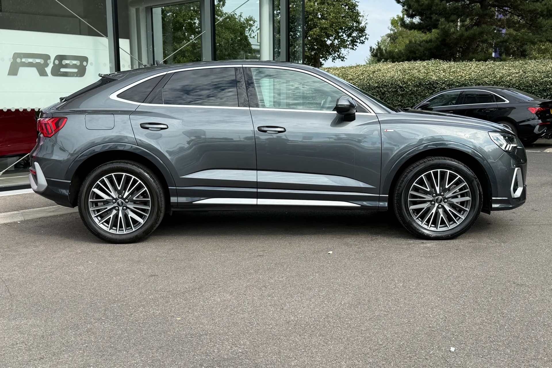Audi Q3 thumbnail image number 2