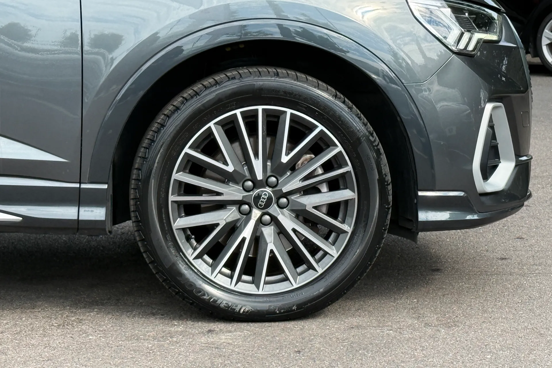 Audi Q3 thumbnail image number 18