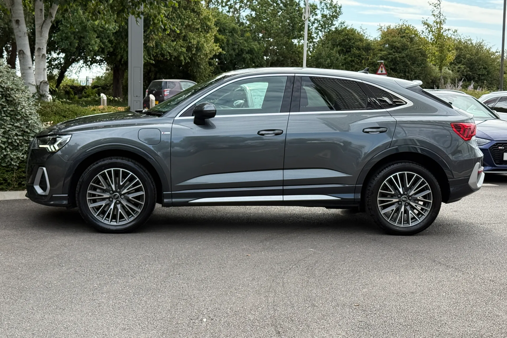 Audi Q3 thumbnail image number 16