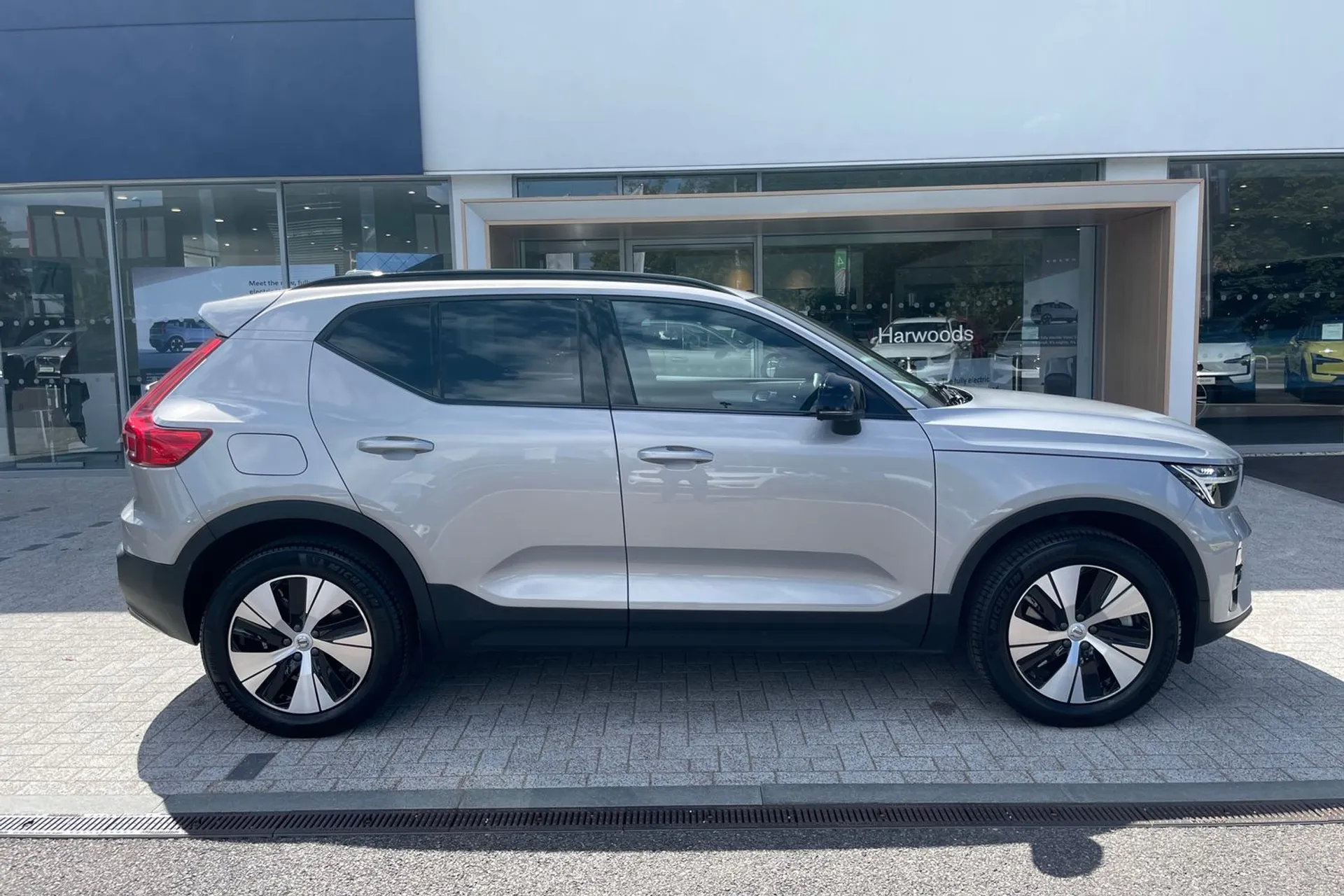 Volvo XC40 thumbnail image number 2