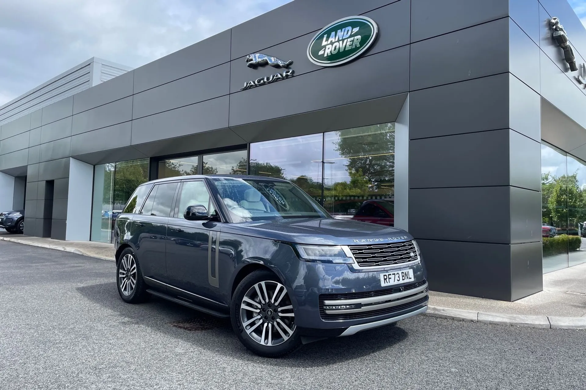 LAND ROVER RANGE ROVER focused image