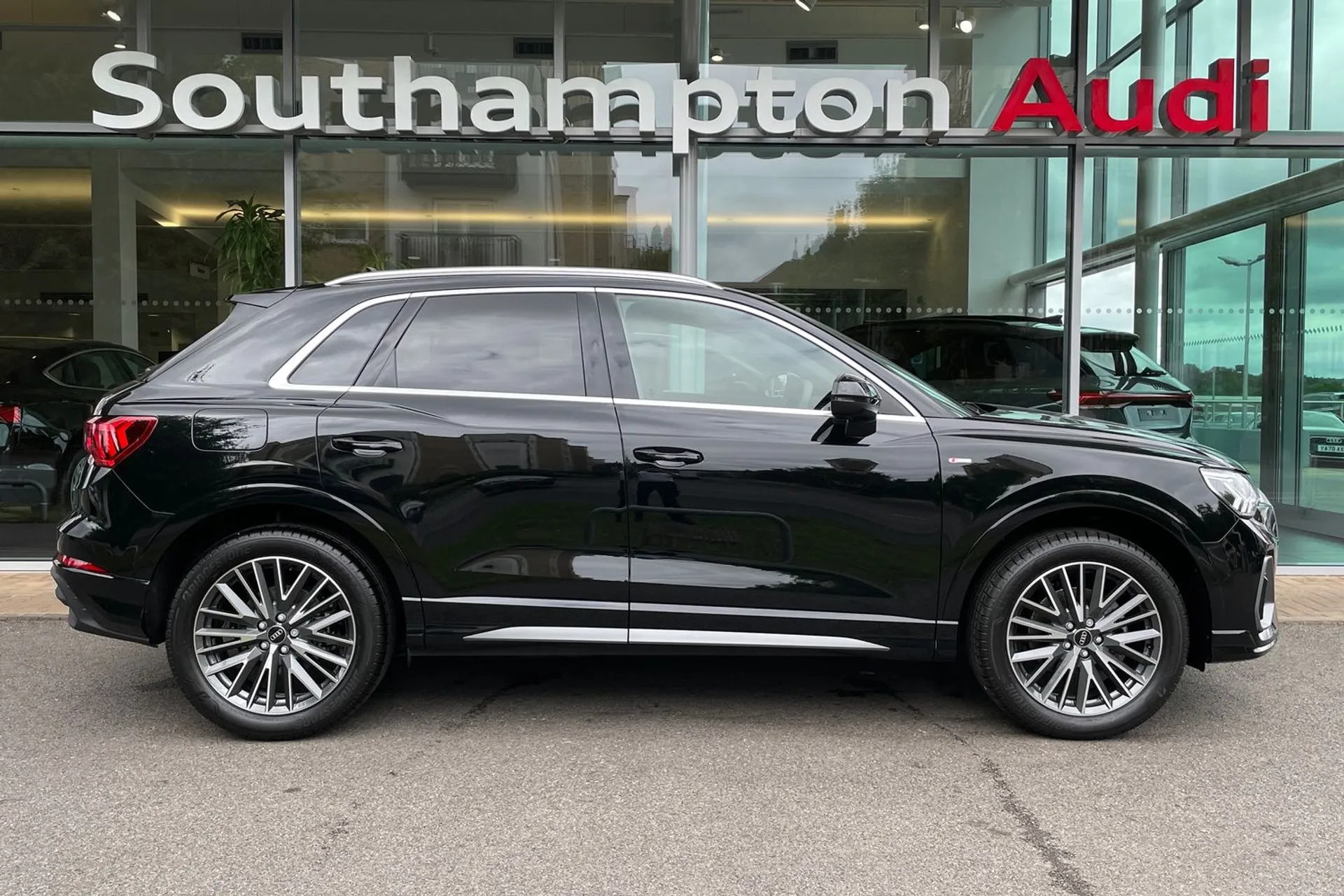 Audi Q3 thumbnail image number 2