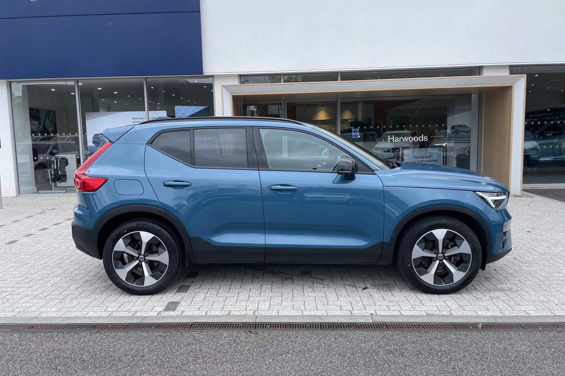 Volvo XC40 thumbnail image number 2