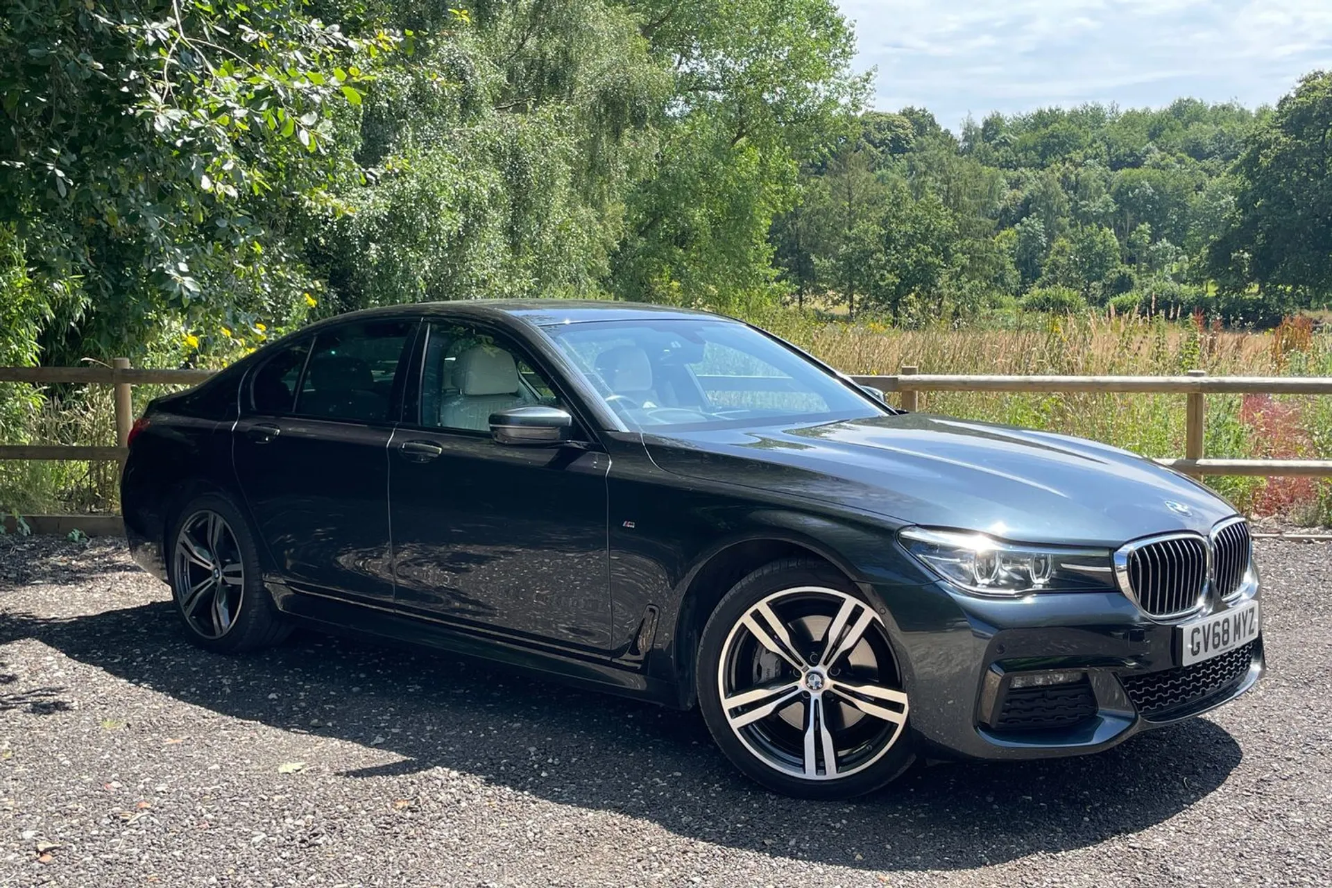 BMW 7 SERIES focused image