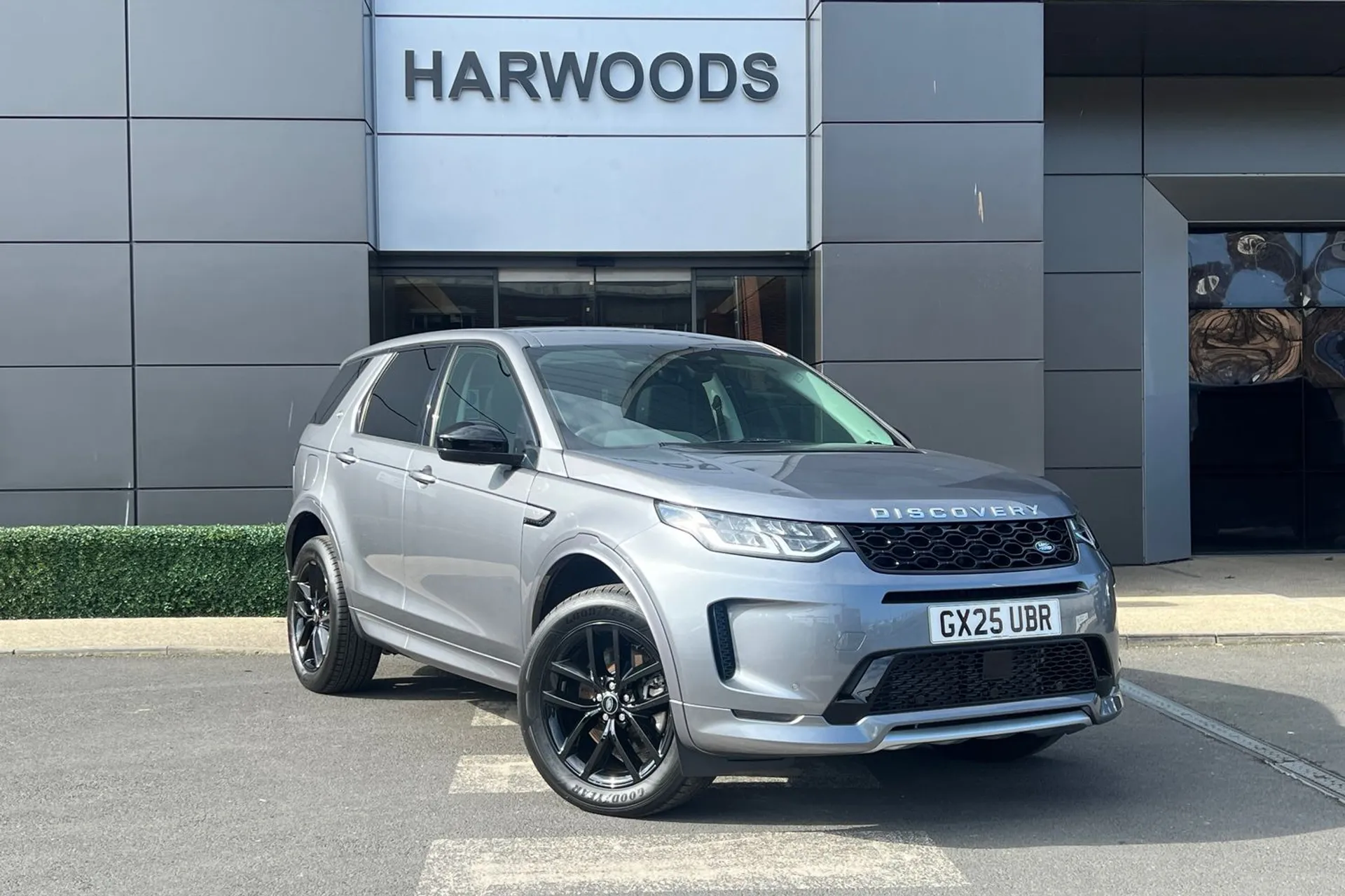 LAND ROVER DISCOVERY SPORT focused image