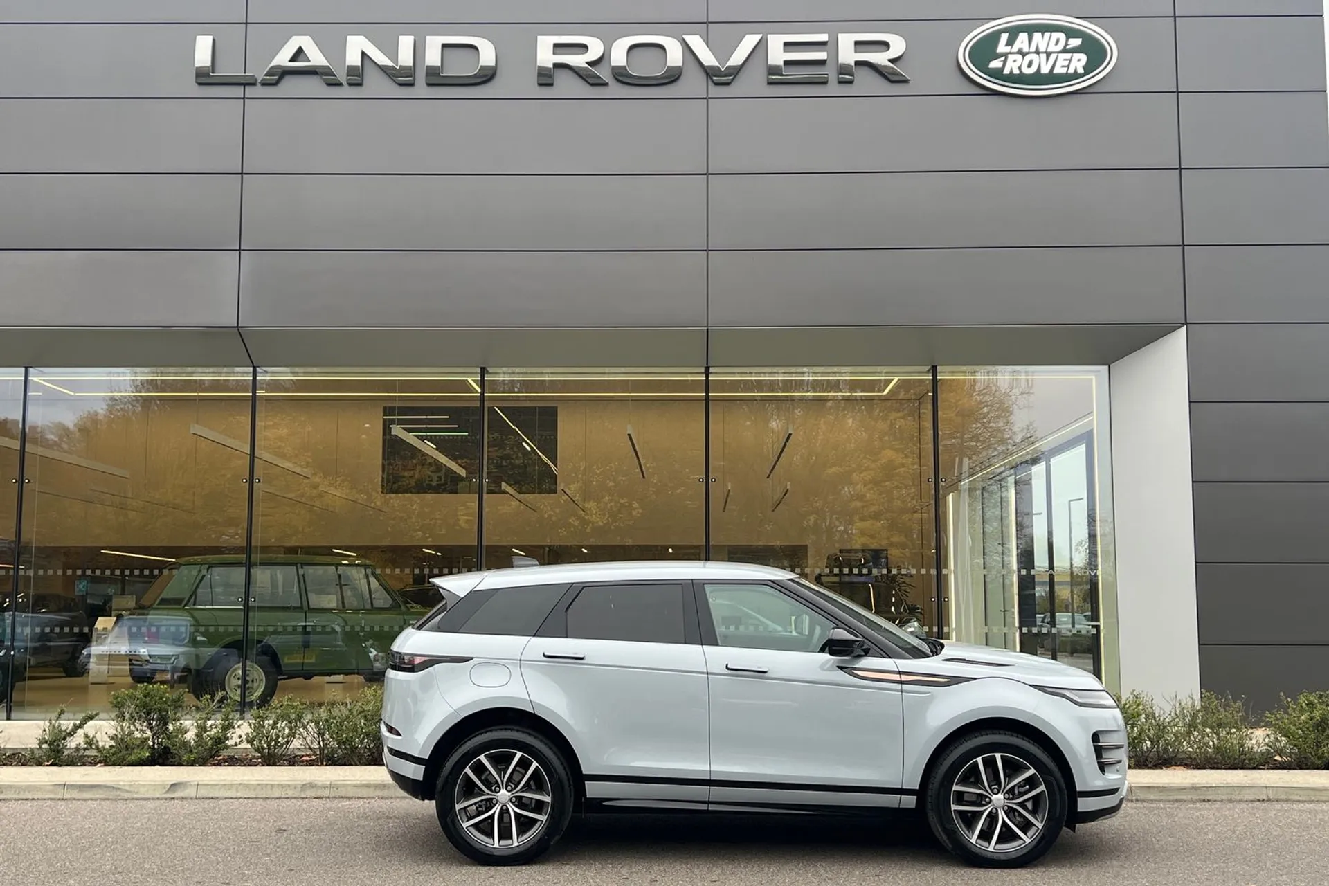 LAND ROVER RANGE ROVER EVOQUE thumbnail image number 2