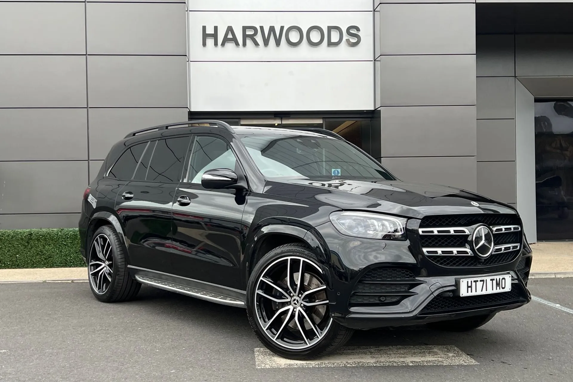 MERCEDES-BENZ GLS focused image