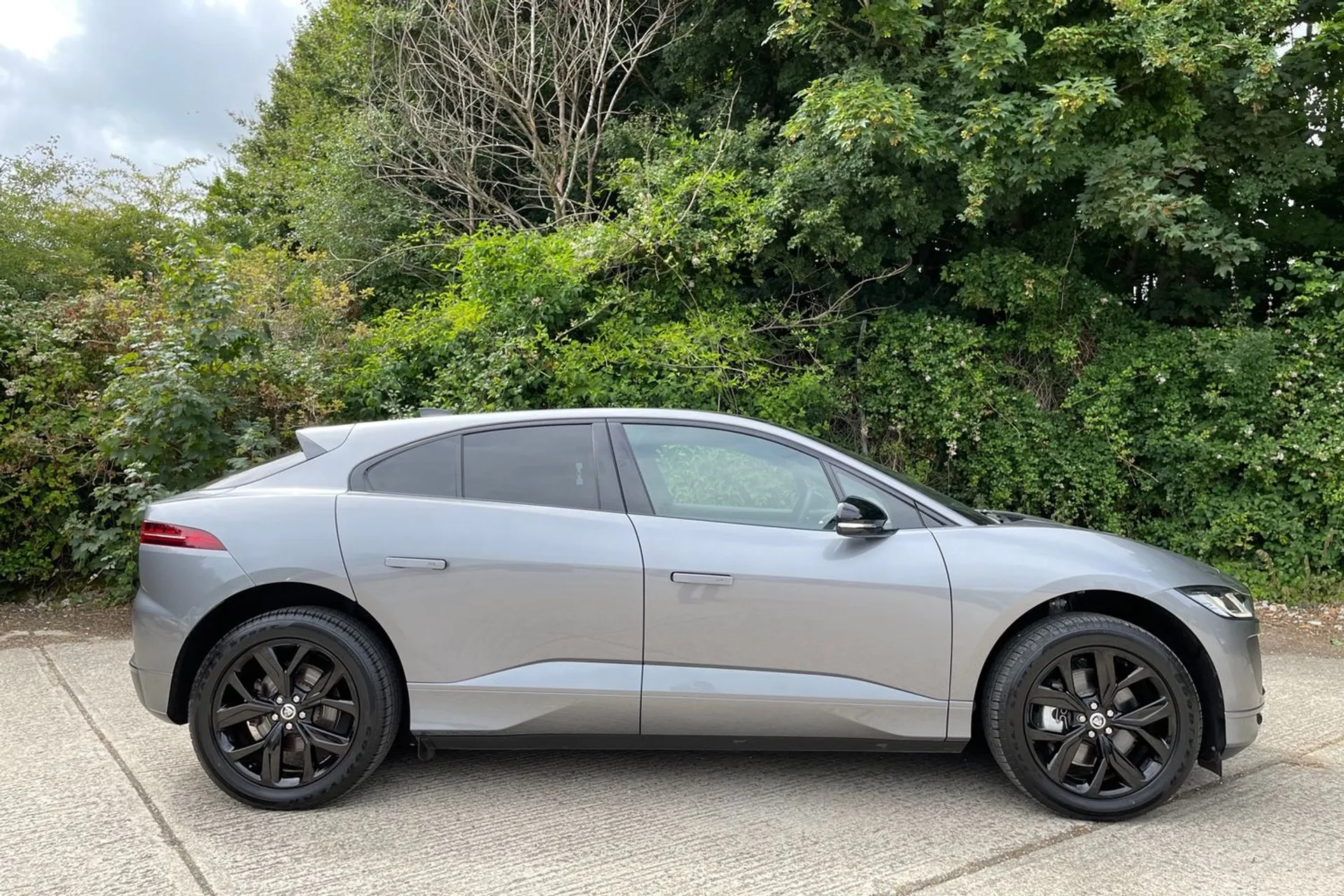 Jaguar I-PACE thumbnail image number 2