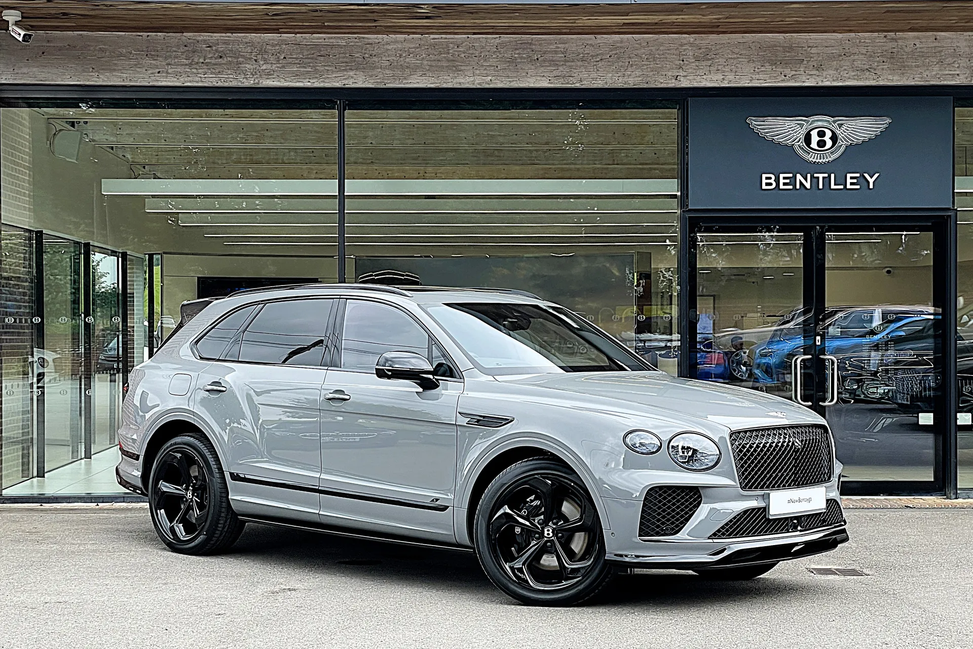 Bentley BENTAYGA focused image