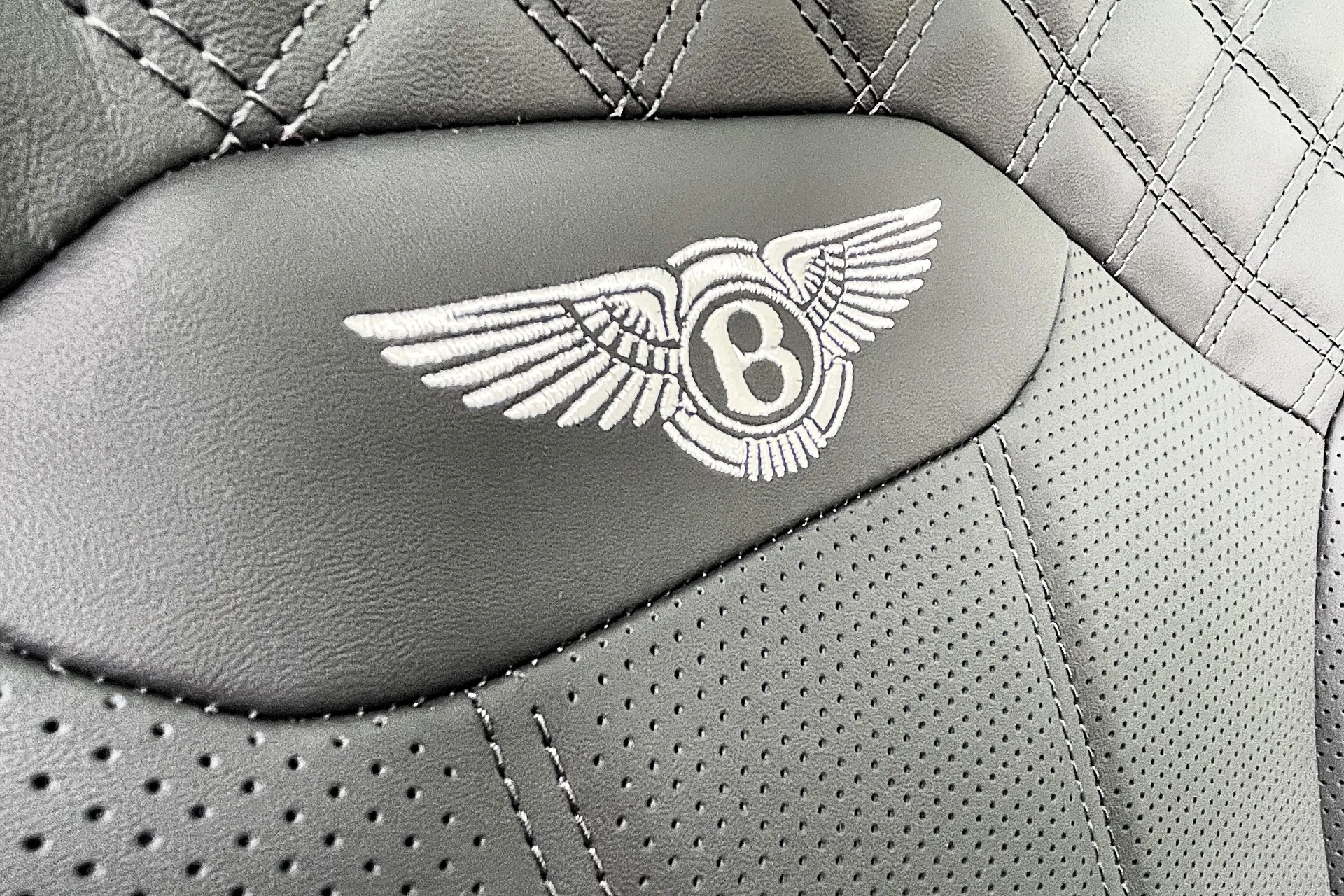 Bentley BENTAYGA thumbnail image number 25