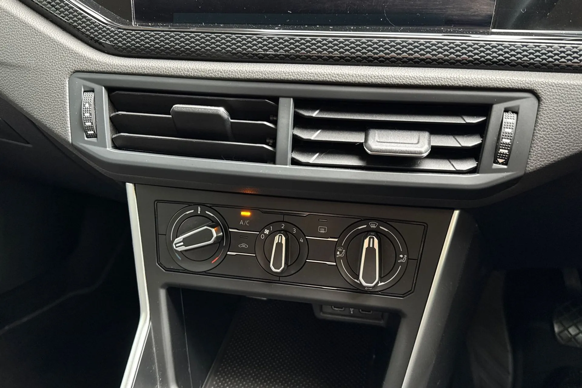 VOLKSWAGEN POLO thumbnail image number 38