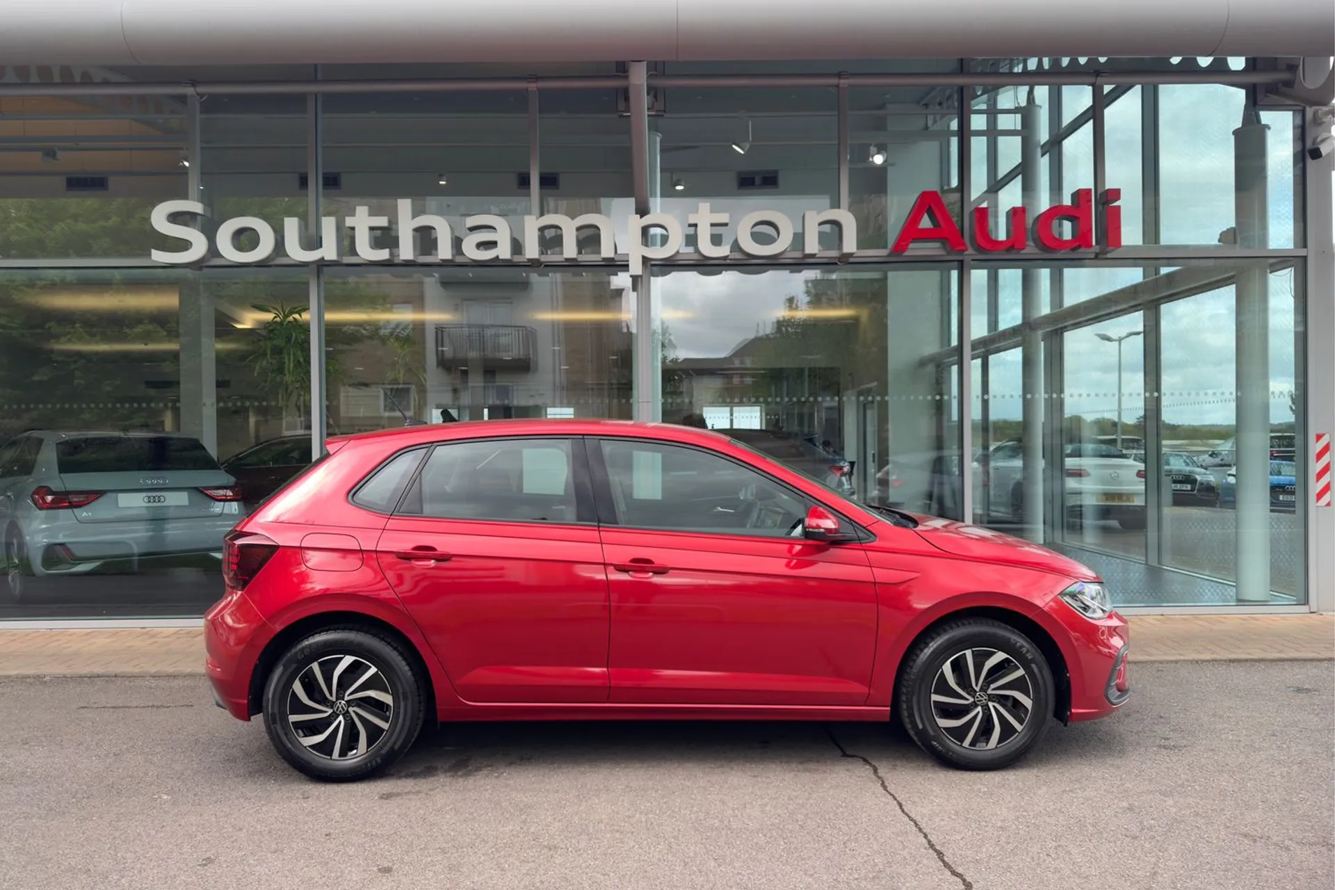 VOLKSWAGEN POLO thumbnail image number 2