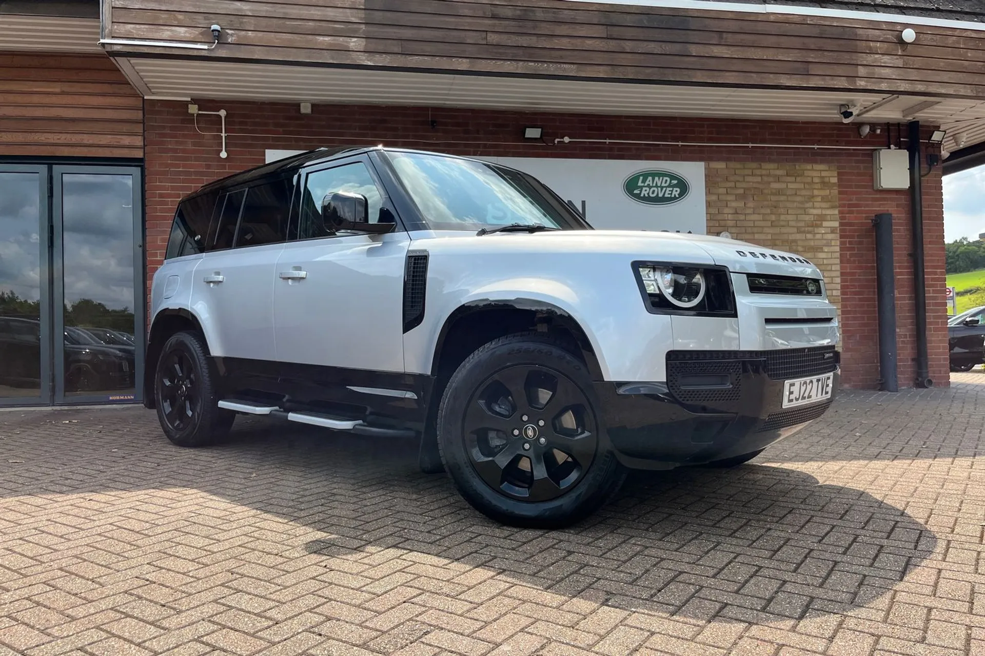 LAND ROVER DEFENDER focused image