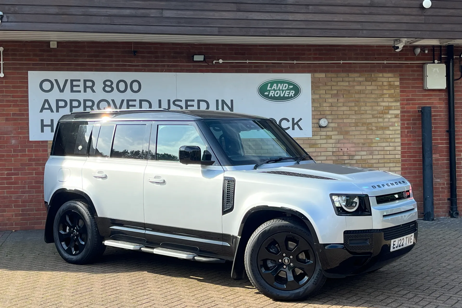 LAND ROVER DEFENDER focused image