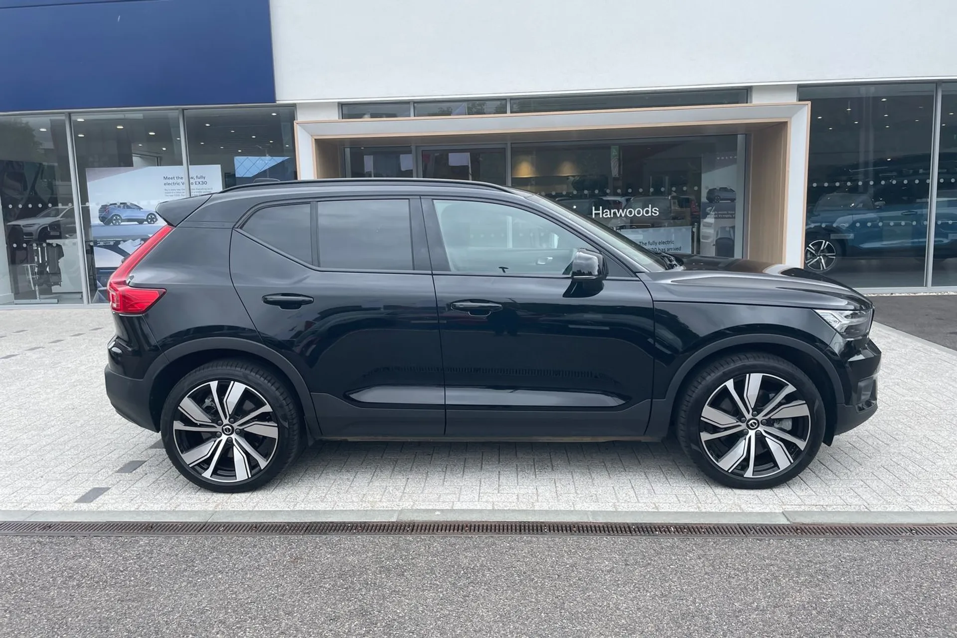 Volvo XC40 thumbnail image number 2