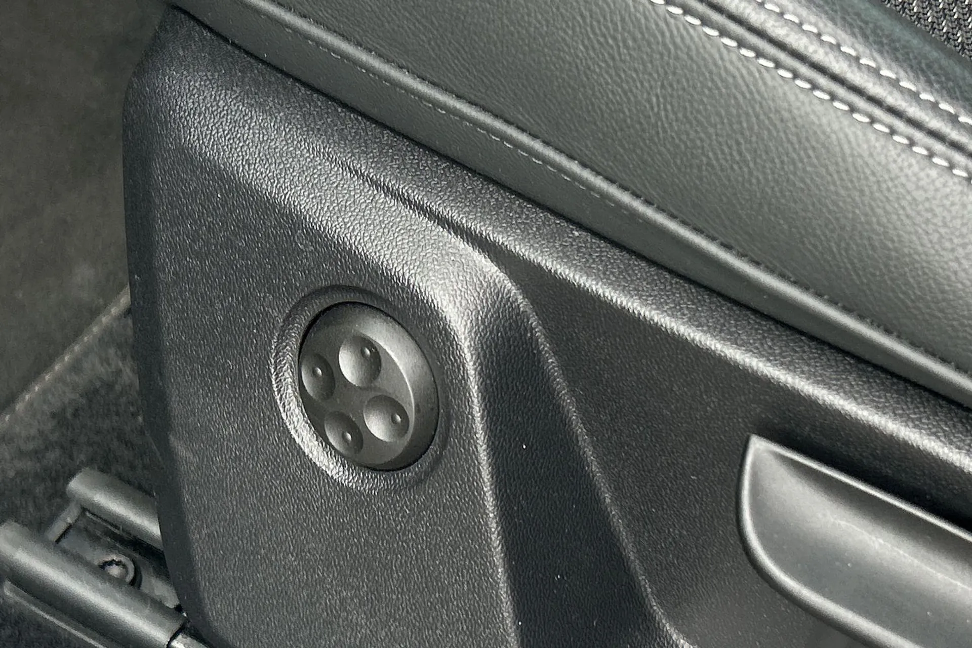 Audi Q2 thumbnail image number 28