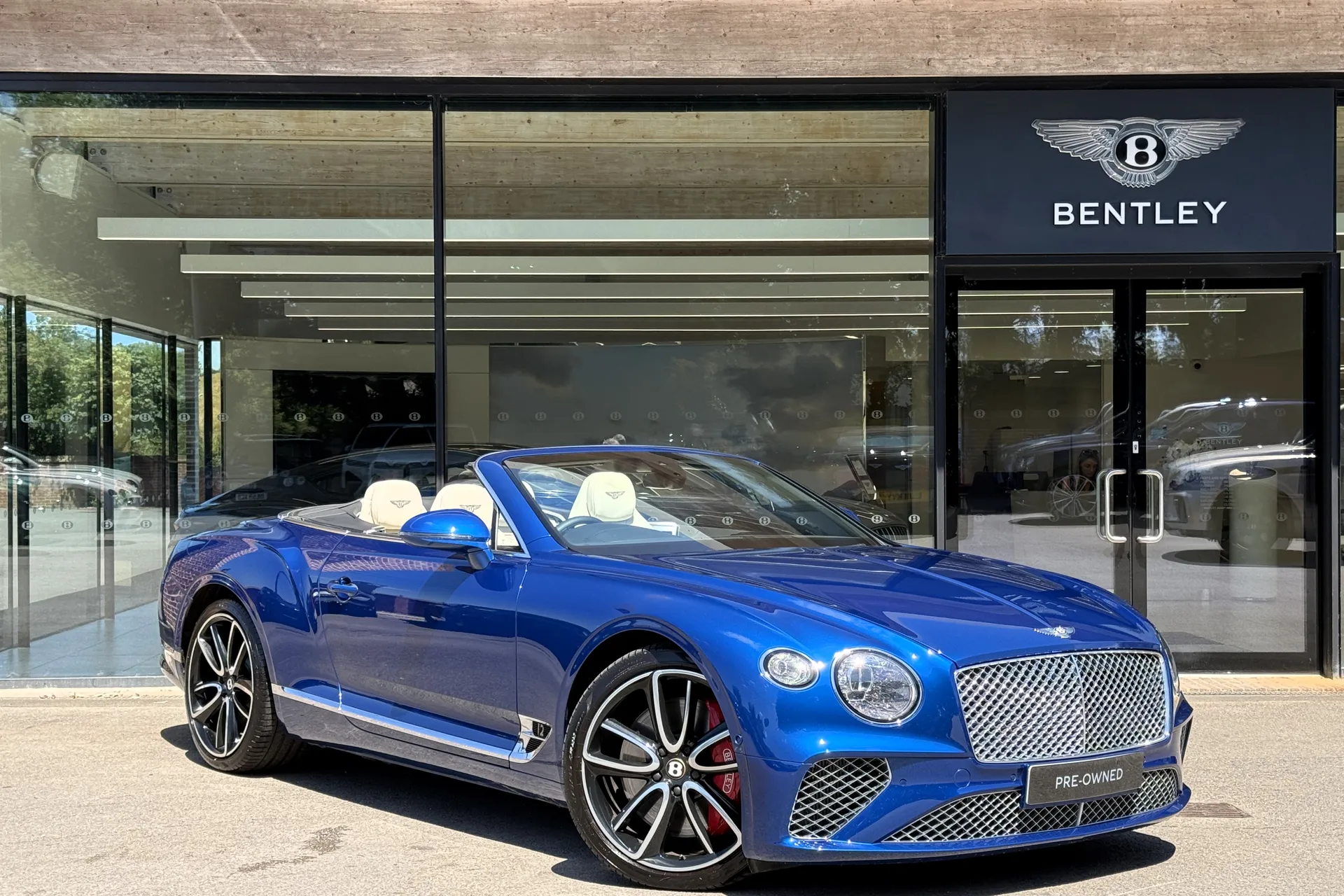 Bentley CONTINENTAL GTC focused image