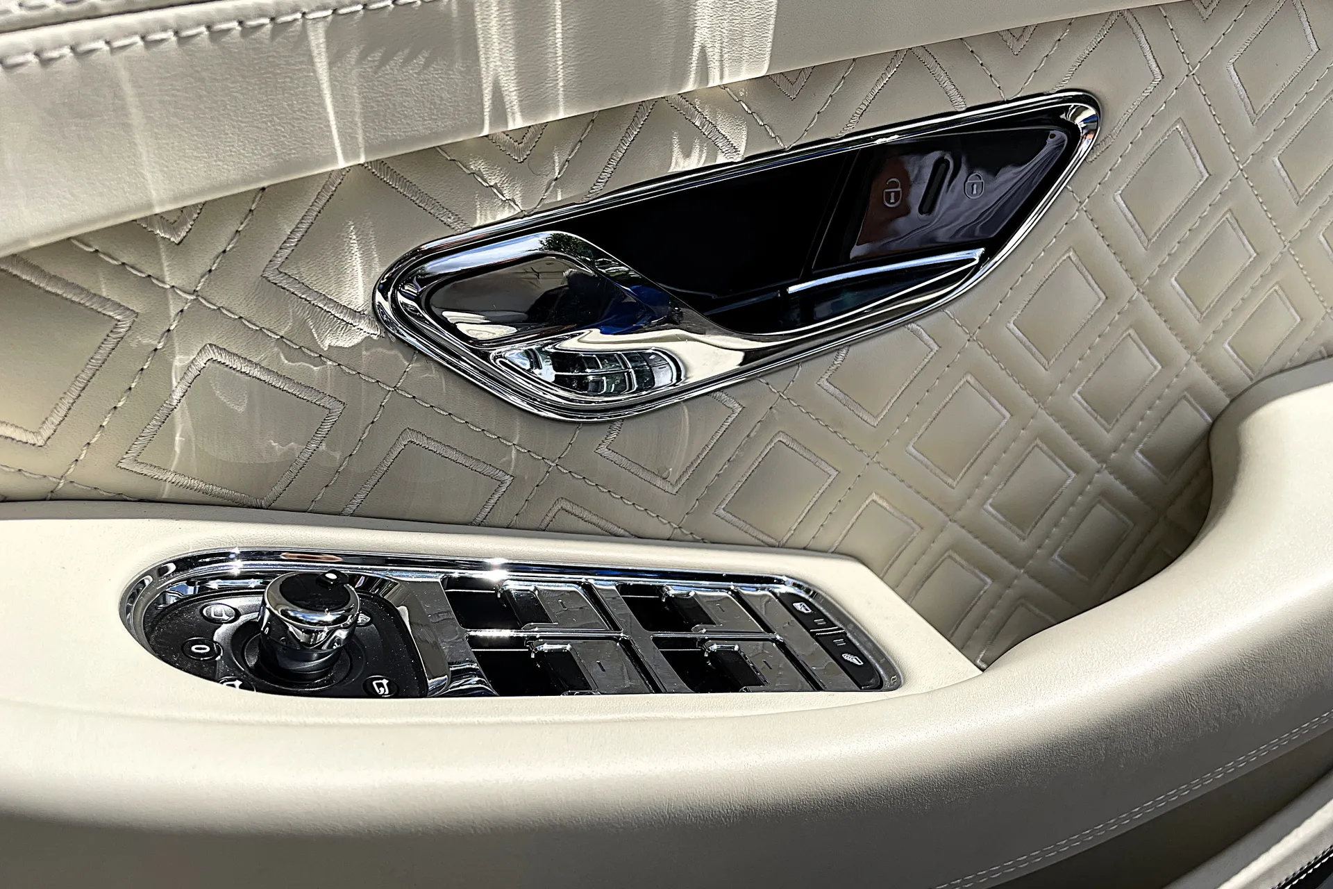 Bentley CONTINENTAL GTC thumbnail image number 49