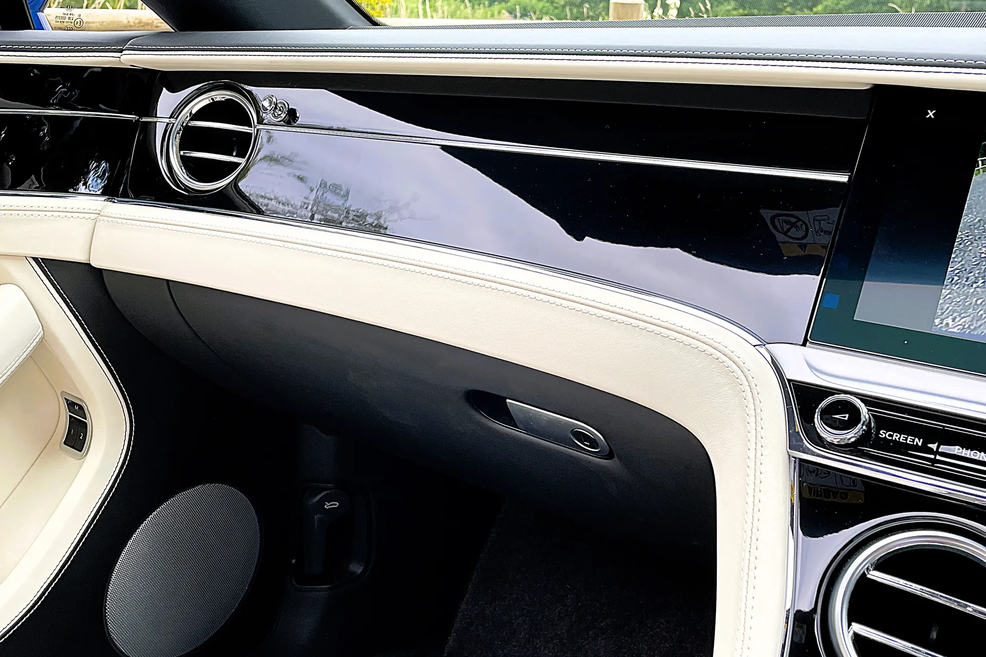Bentley CONTINENTAL GTC thumbnail image number 19