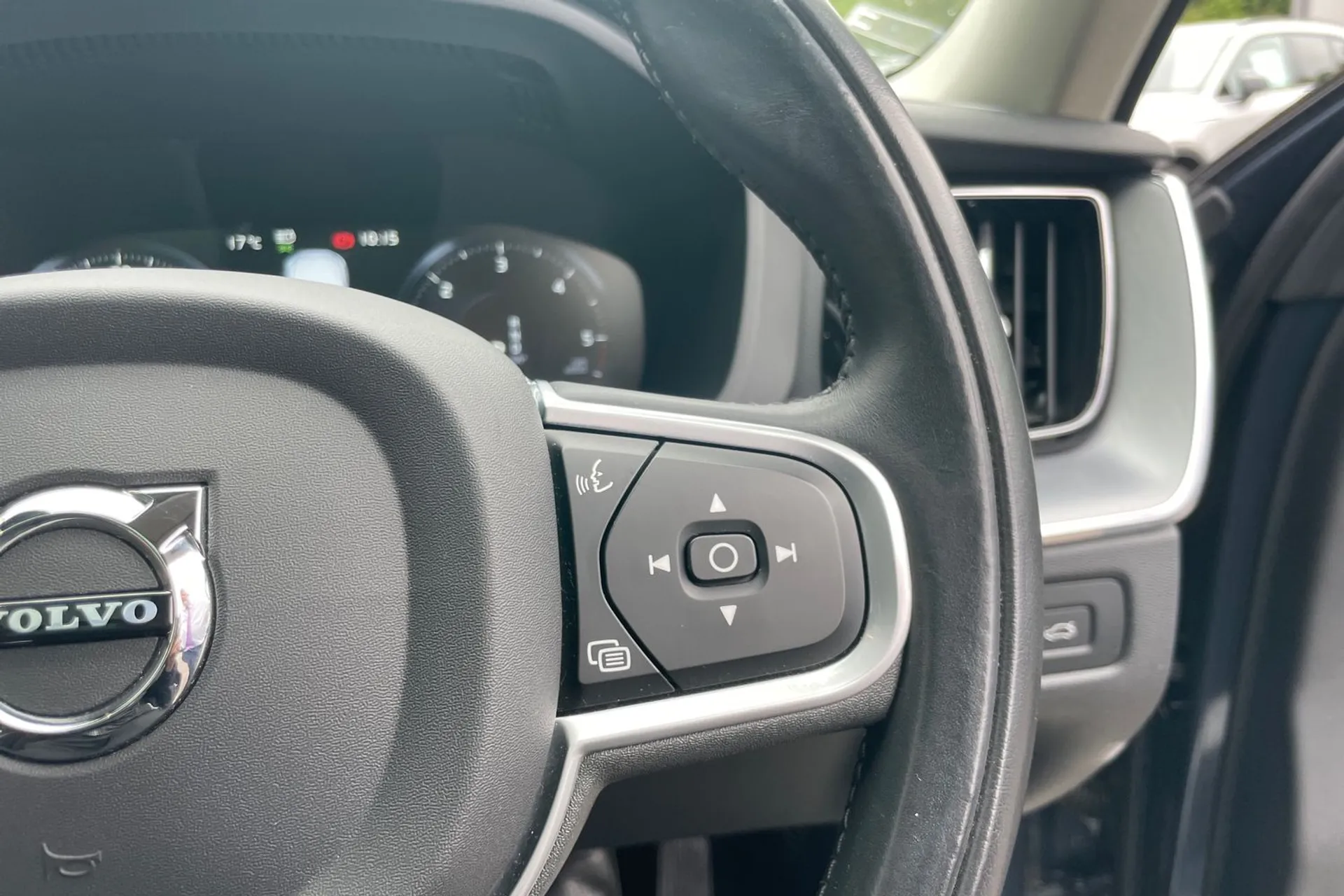 Volvo XC60 thumbnail image number 36