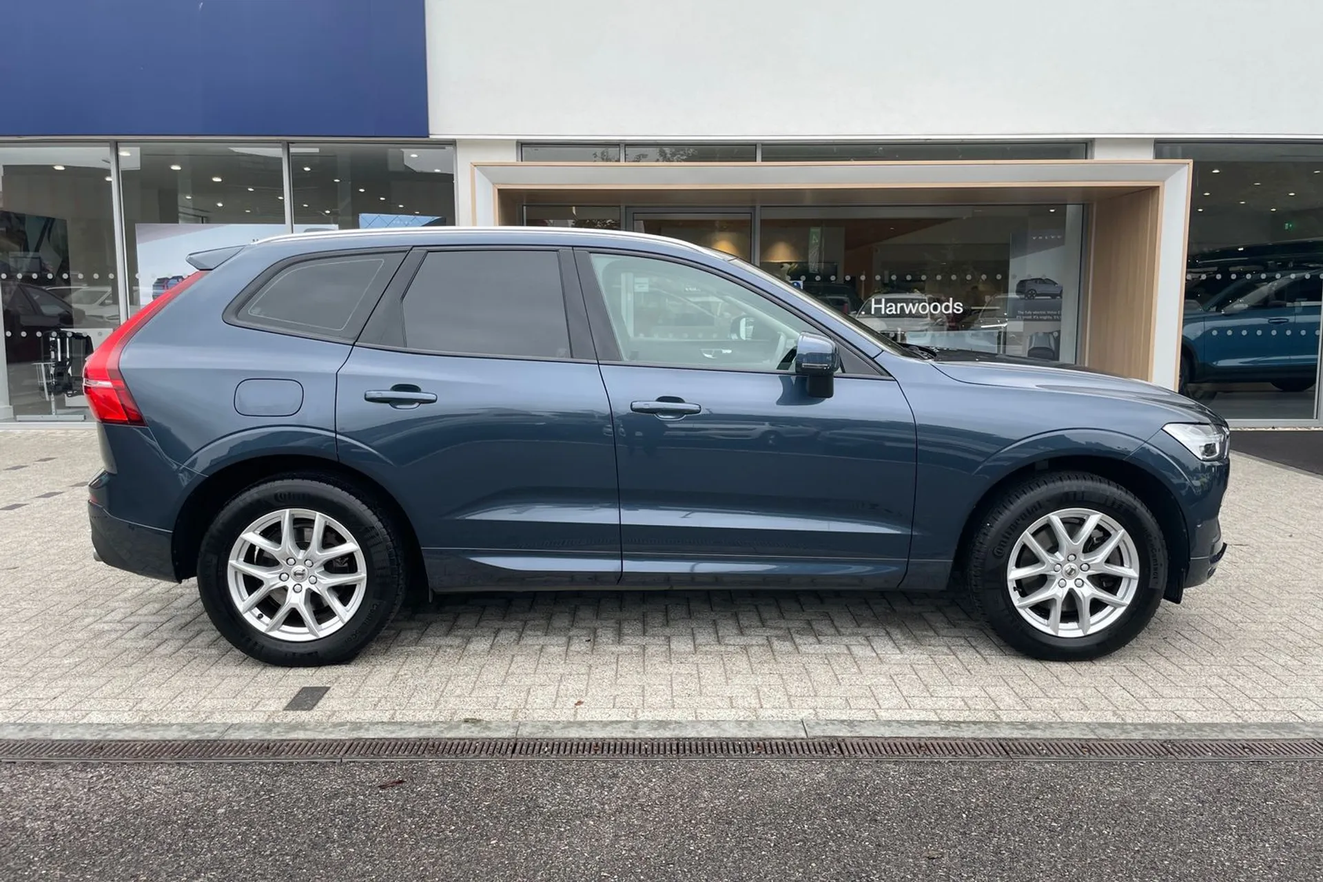 Volvo XC60 thumbnail image number 2