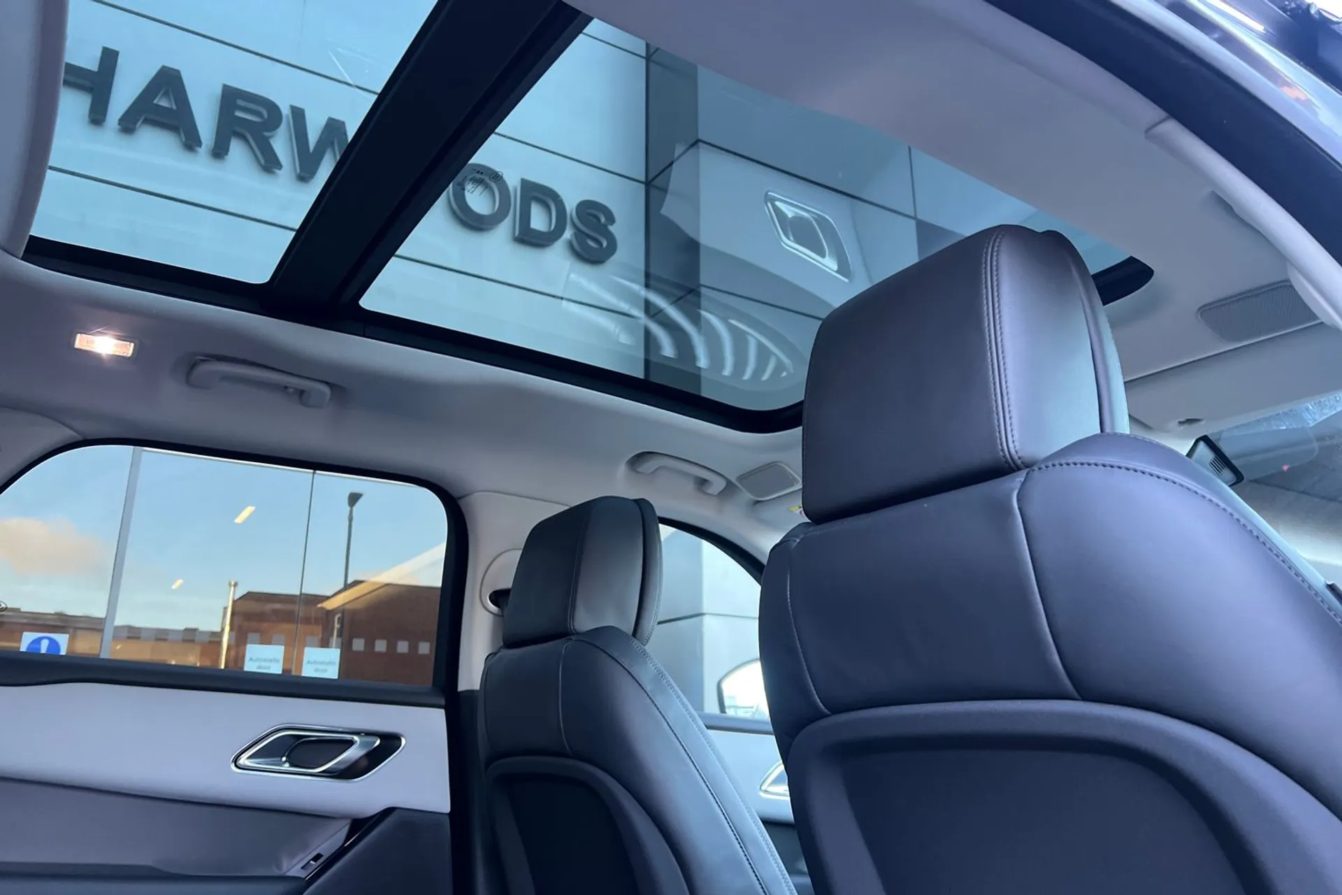 LAND ROVER RANGE ROVER VELAR thumbnail image number 35