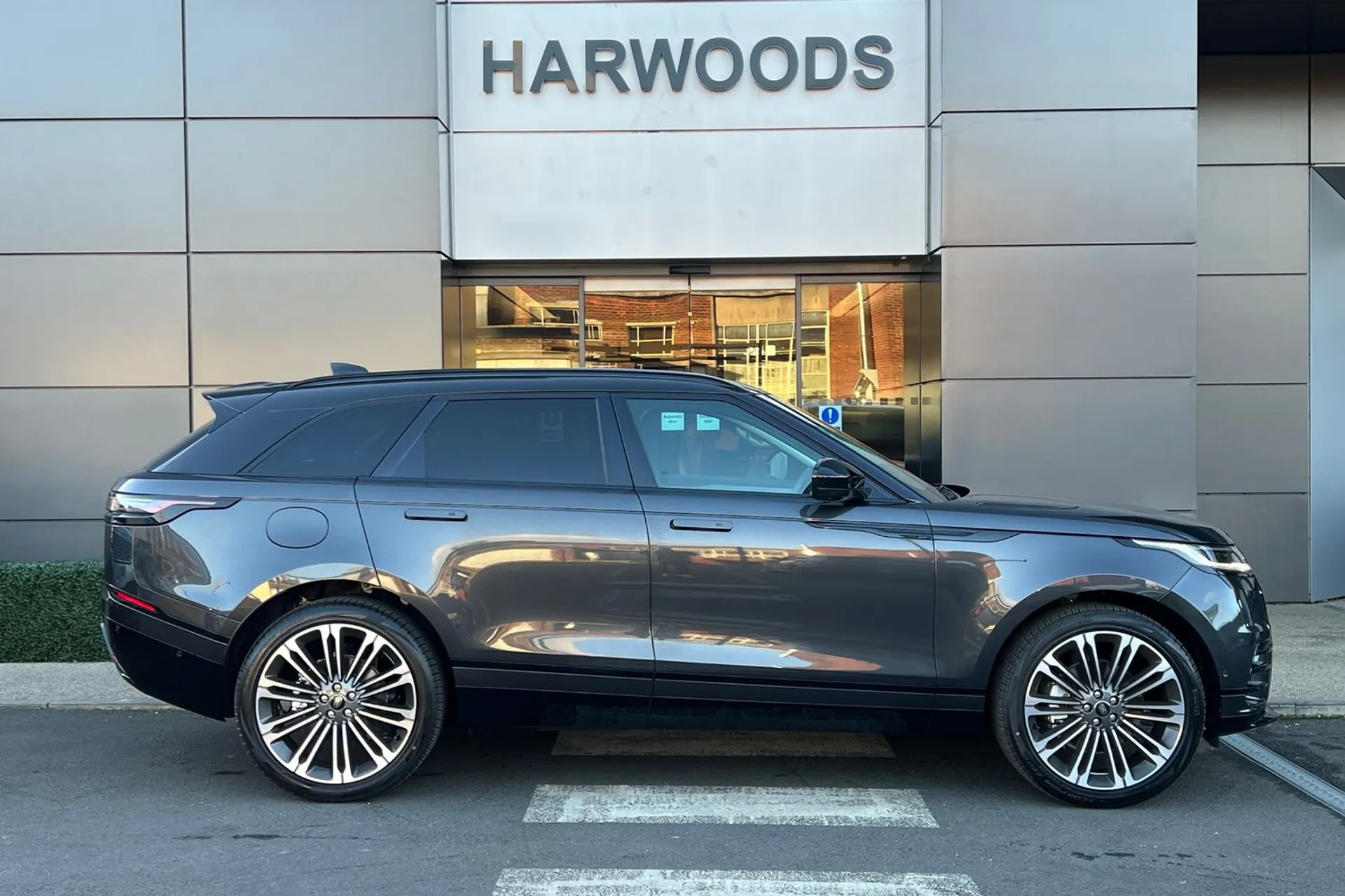 LAND ROVER RANGE ROVER VELAR thumbnail image number 2