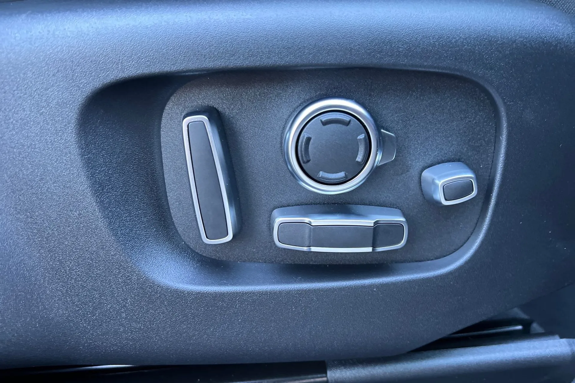 LAND ROVER RANGE ROVER VELAR thumbnail image number 63