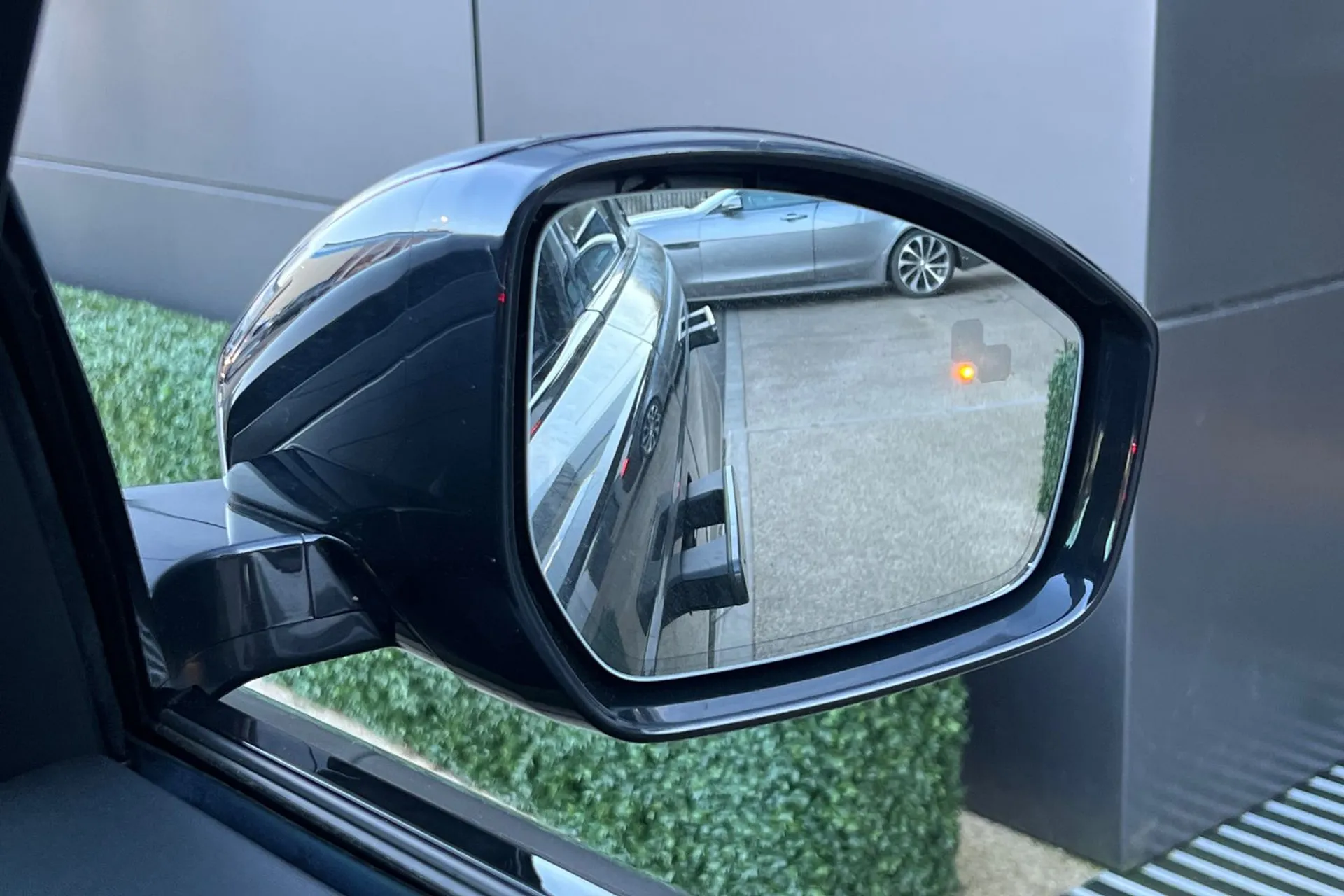 LAND ROVER RANGE ROVER VELAR thumbnail image number 12