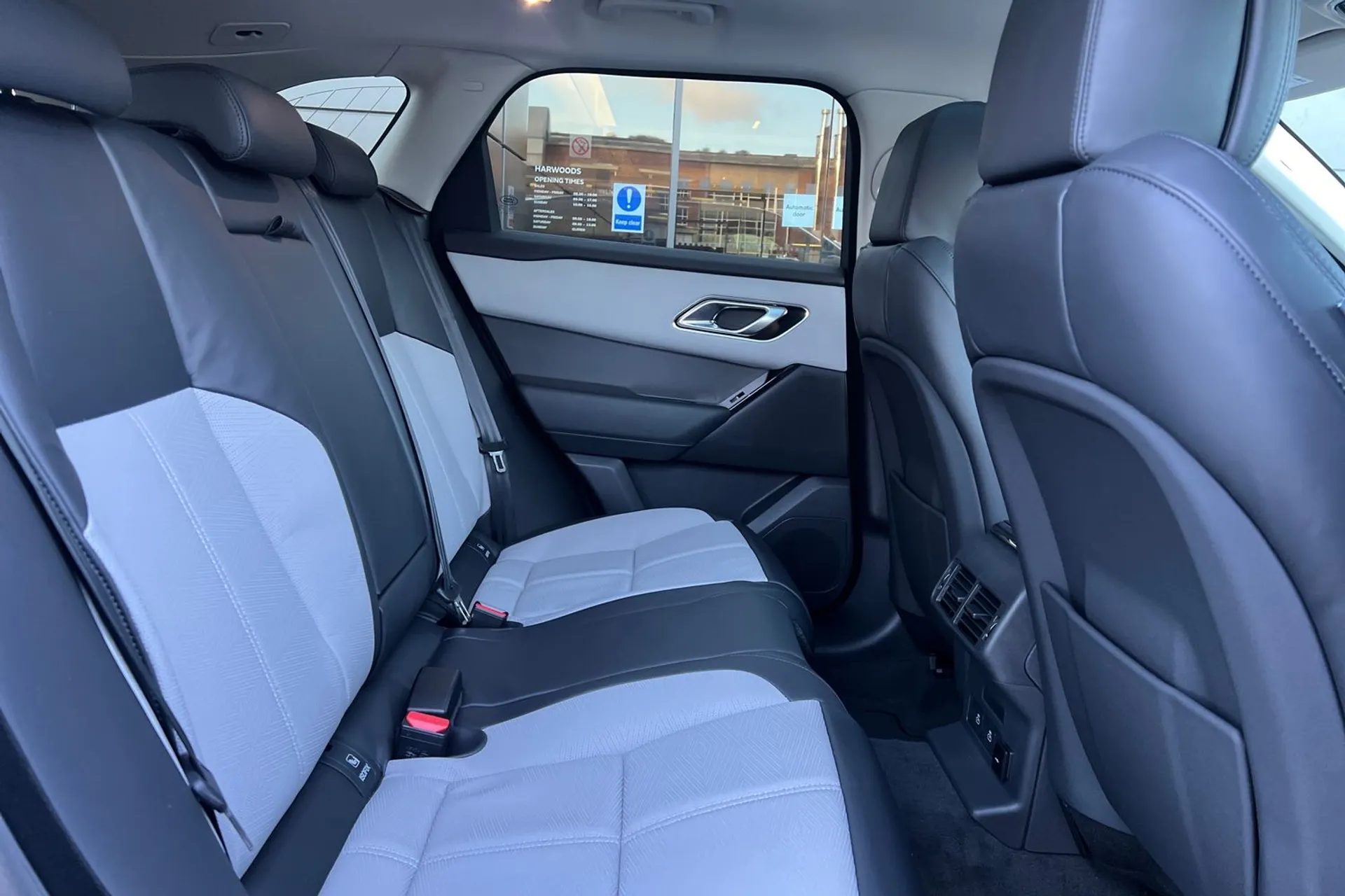 LAND ROVER RANGE ROVER VELAR thumbnail image number 23