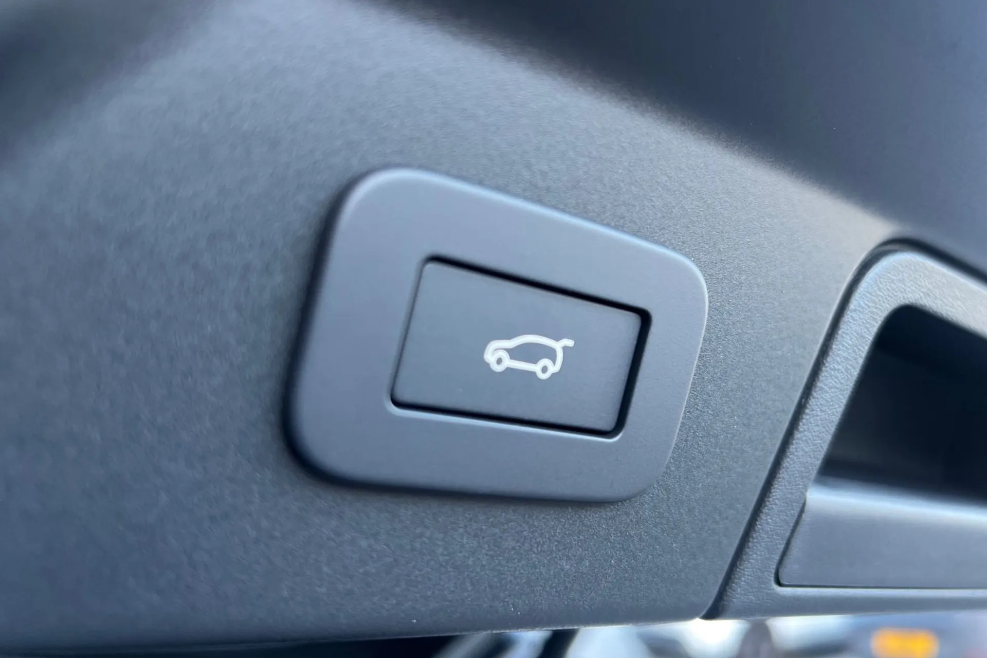 LAND ROVER RANGE ROVER VELAR thumbnail image number 33