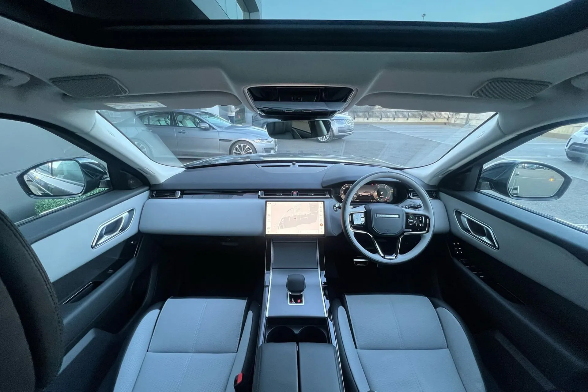 LAND ROVER RANGE ROVER VELAR thumbnail image number 4