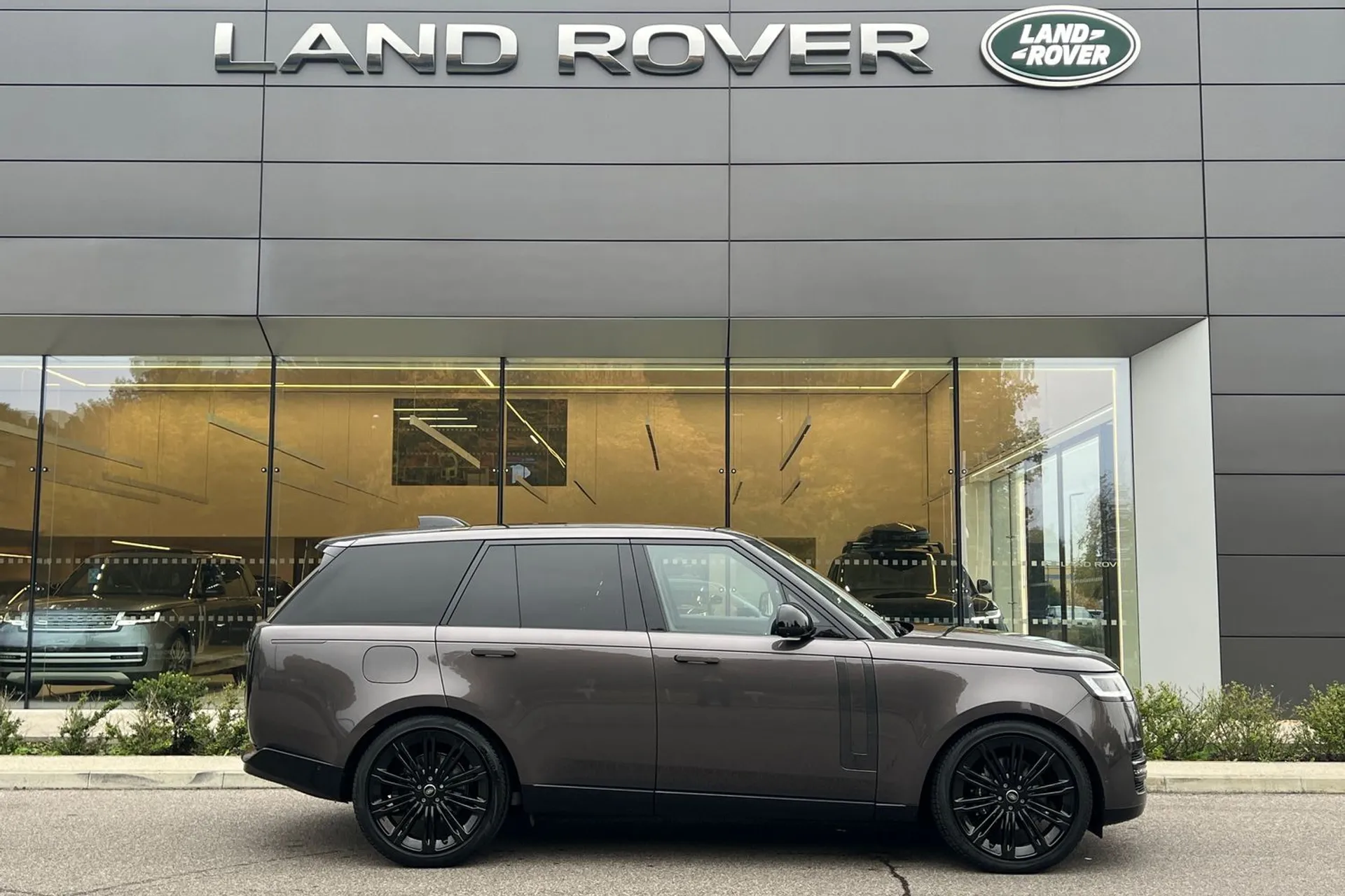 LAND ROVER RANGE ROVER thumbnail image number 2