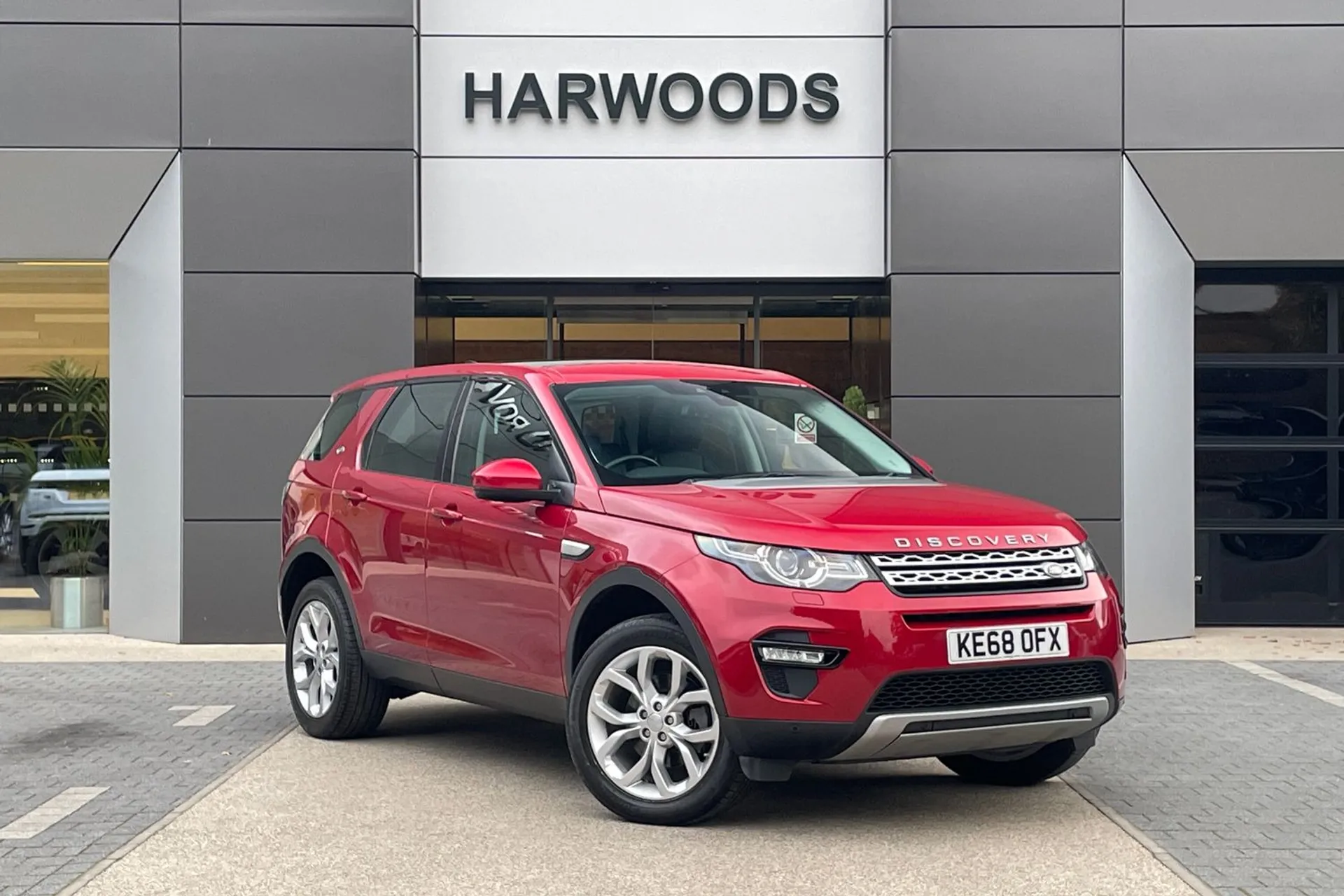 LAND ROVER DISCOVERY SPORT focused image