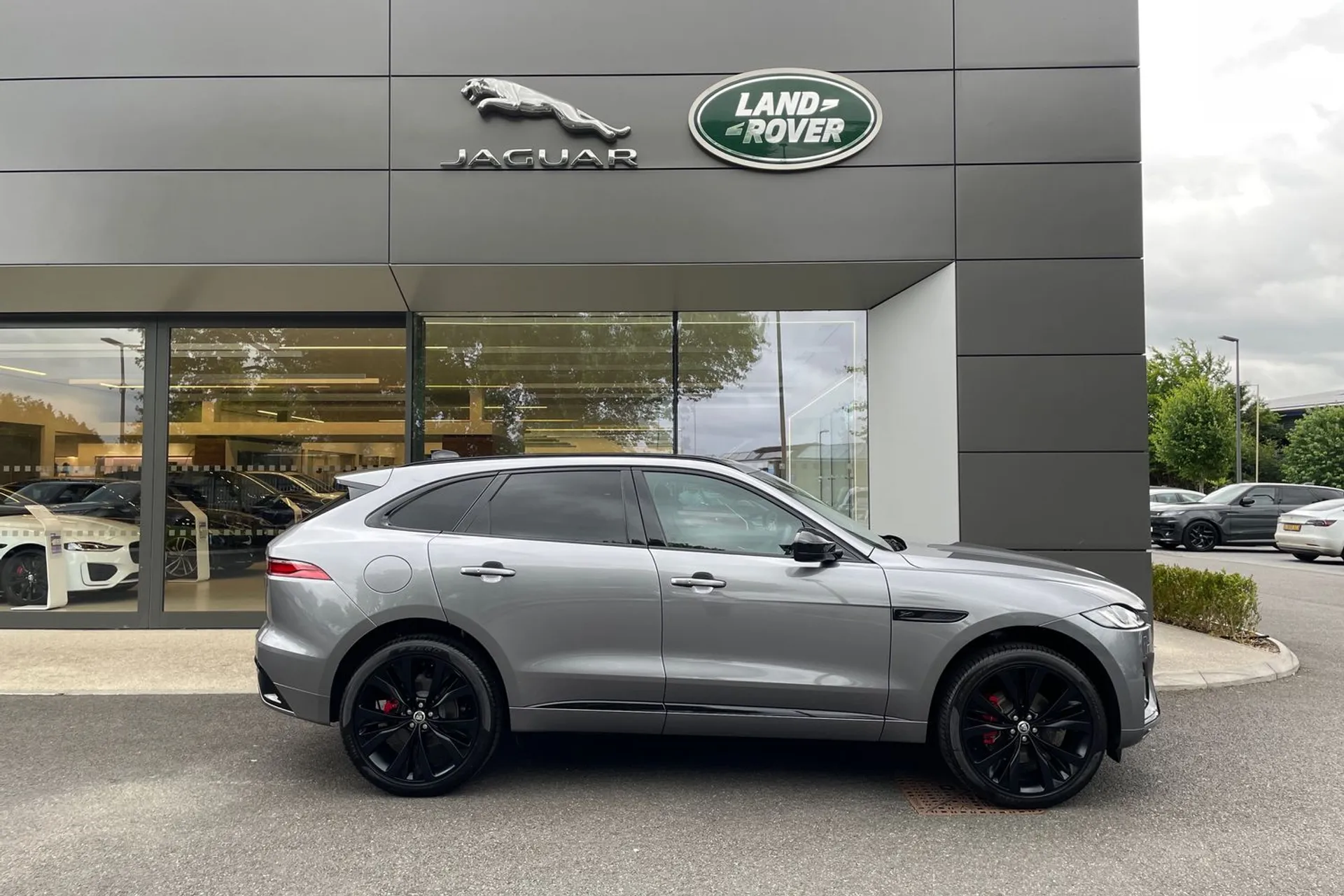 Jaguar F-PACE thumbnail image number 2