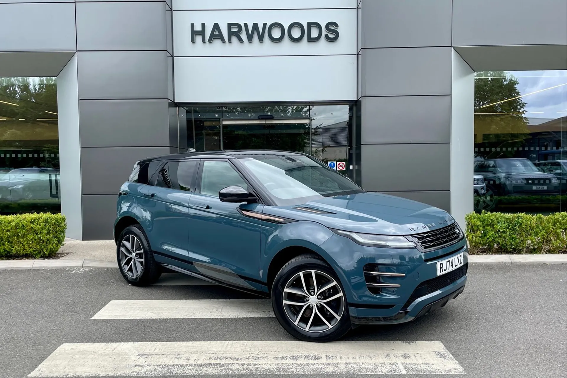 LAND ROVER RANGE ROVER EVOQUE focused image