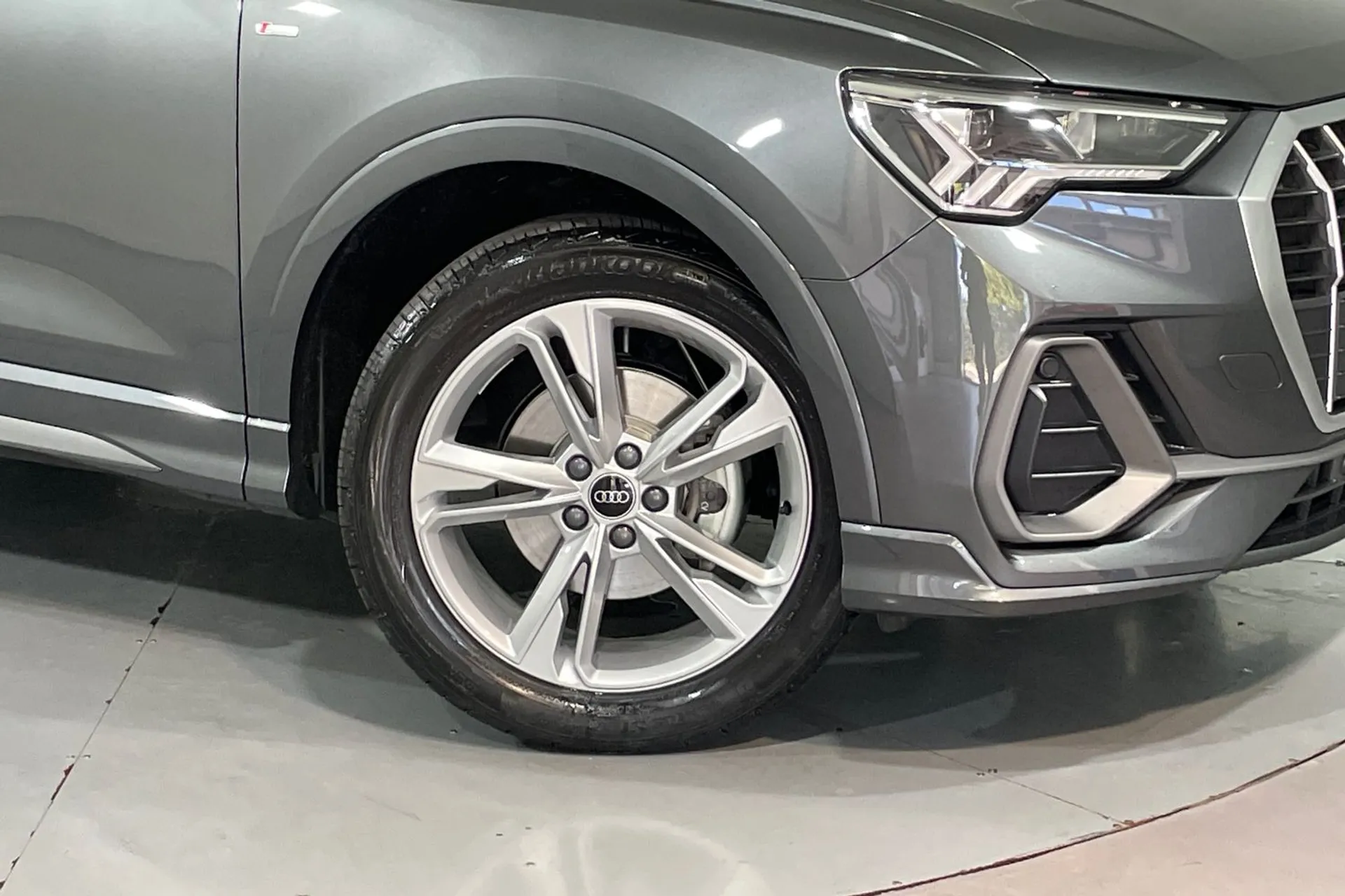 Audi Q3 thumbnail image number 9