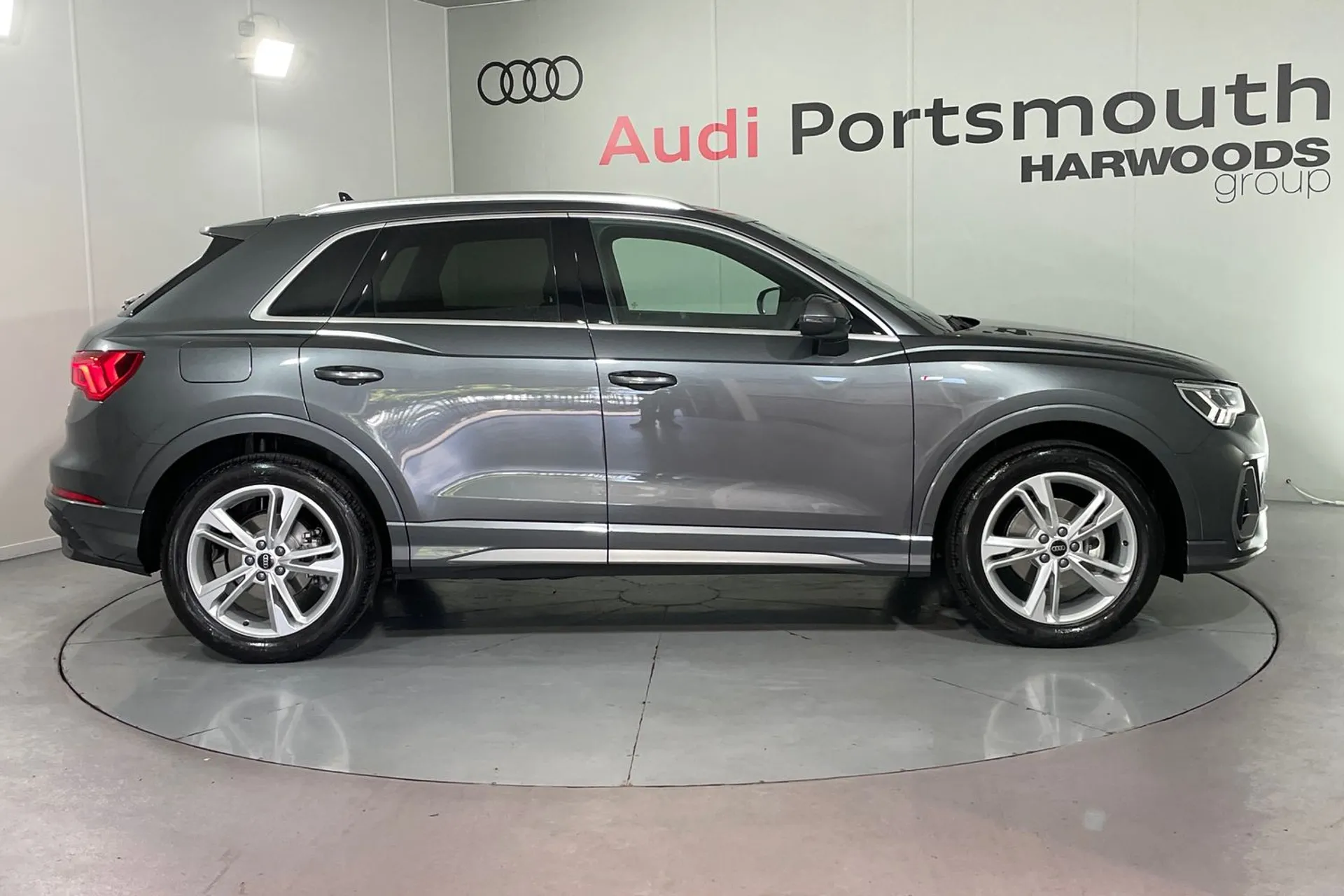 Audi Q3 thumbnail image number 2