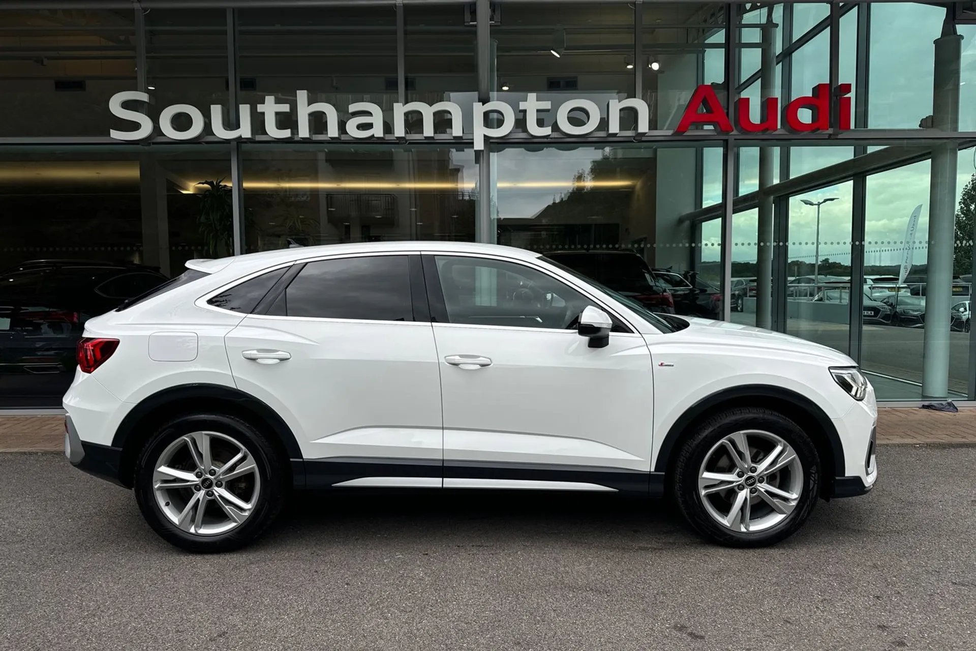 Audi Q3 thumbnail image number 5