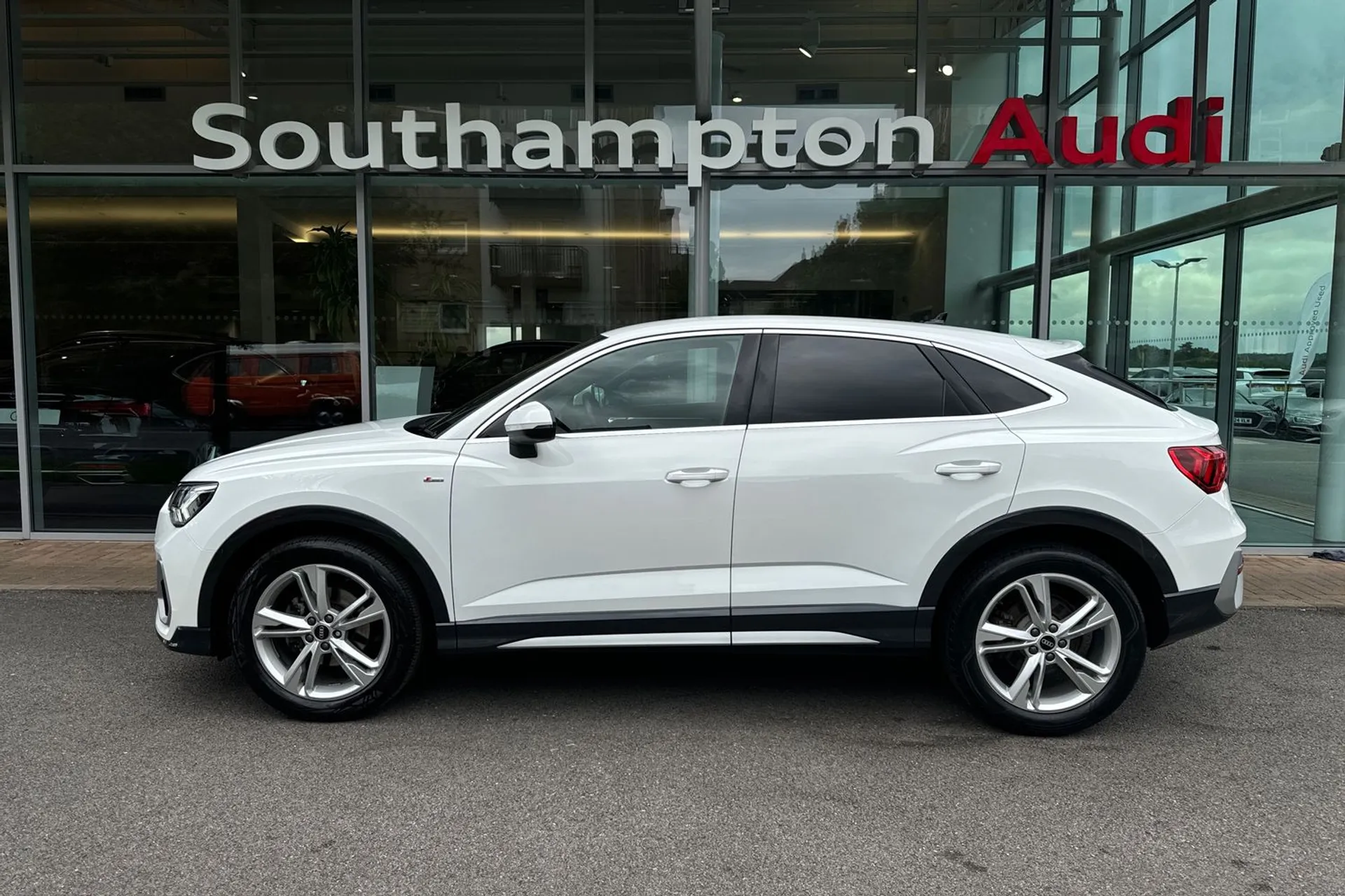 Audi Q3 thumbnail image number 8