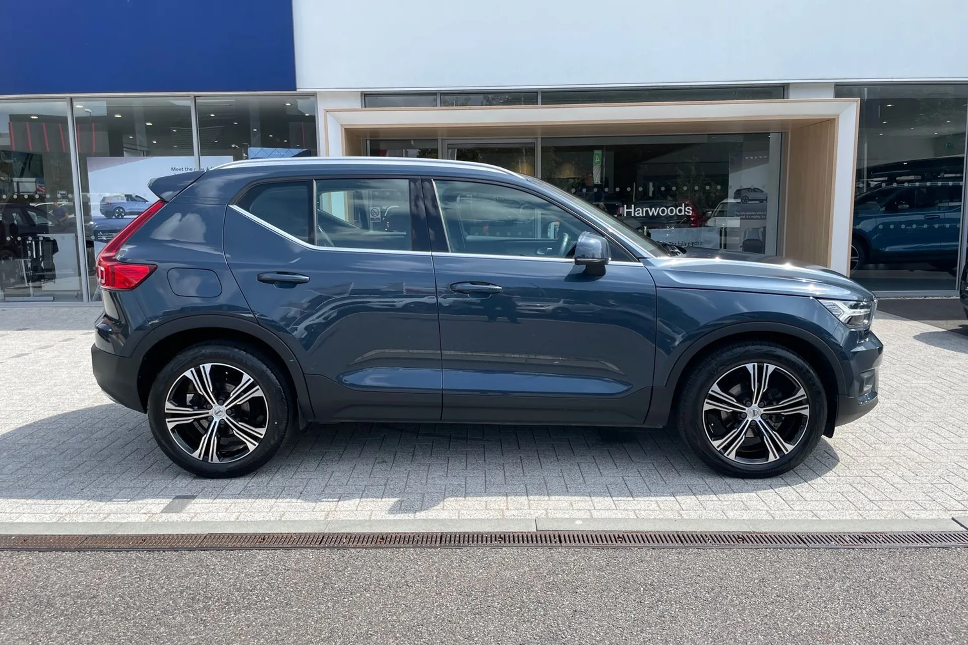 Volvo XC40 thumbnail image number 2