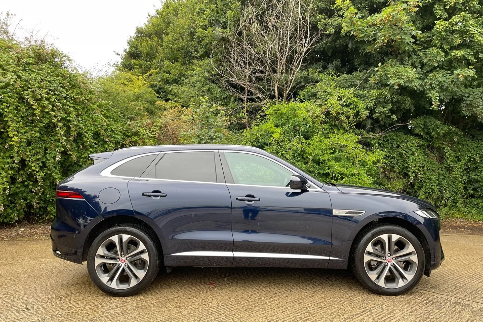 Jaguar F-PACE thumbnail image number 2