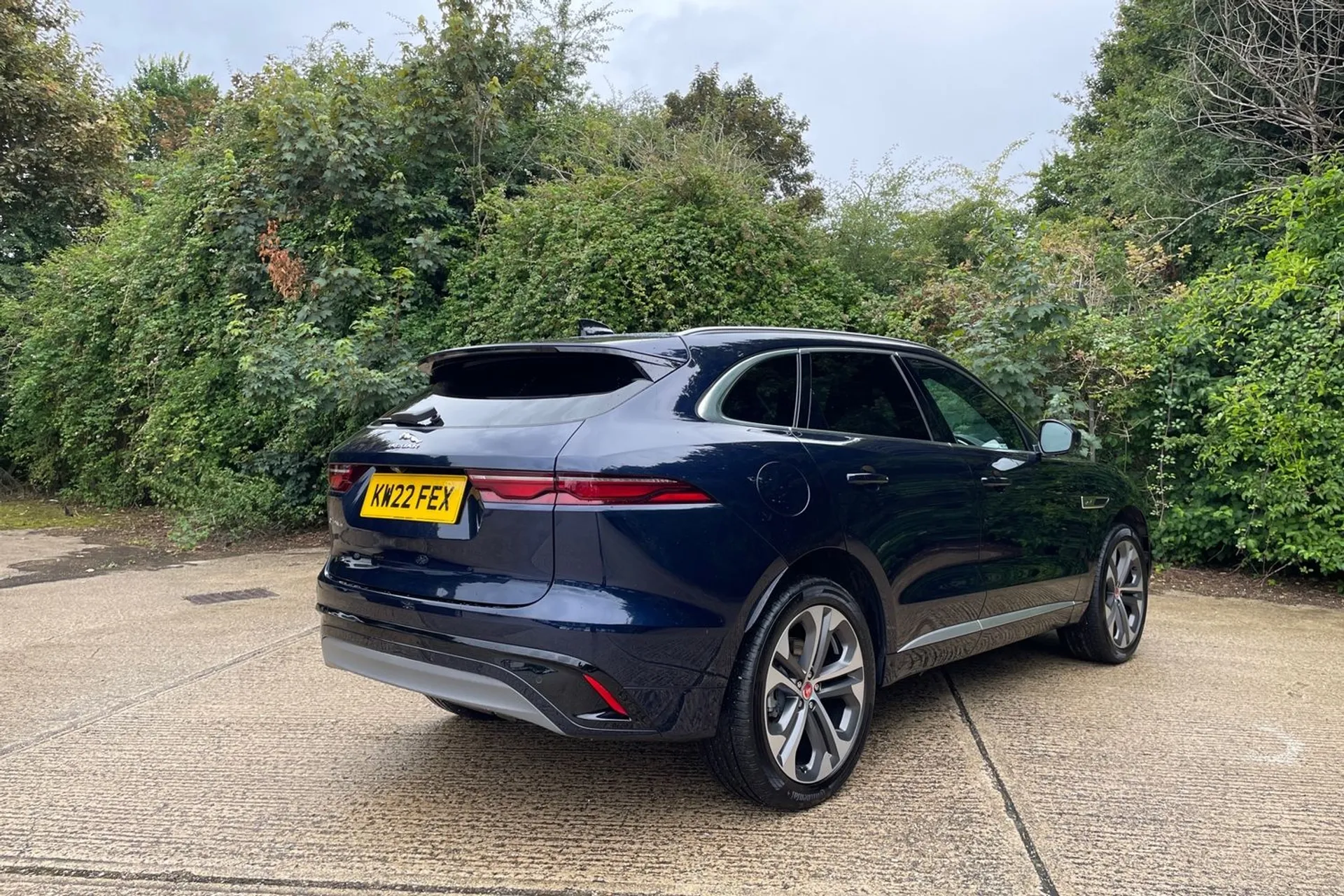 Jaguar F-PACE thumbnail image number 7