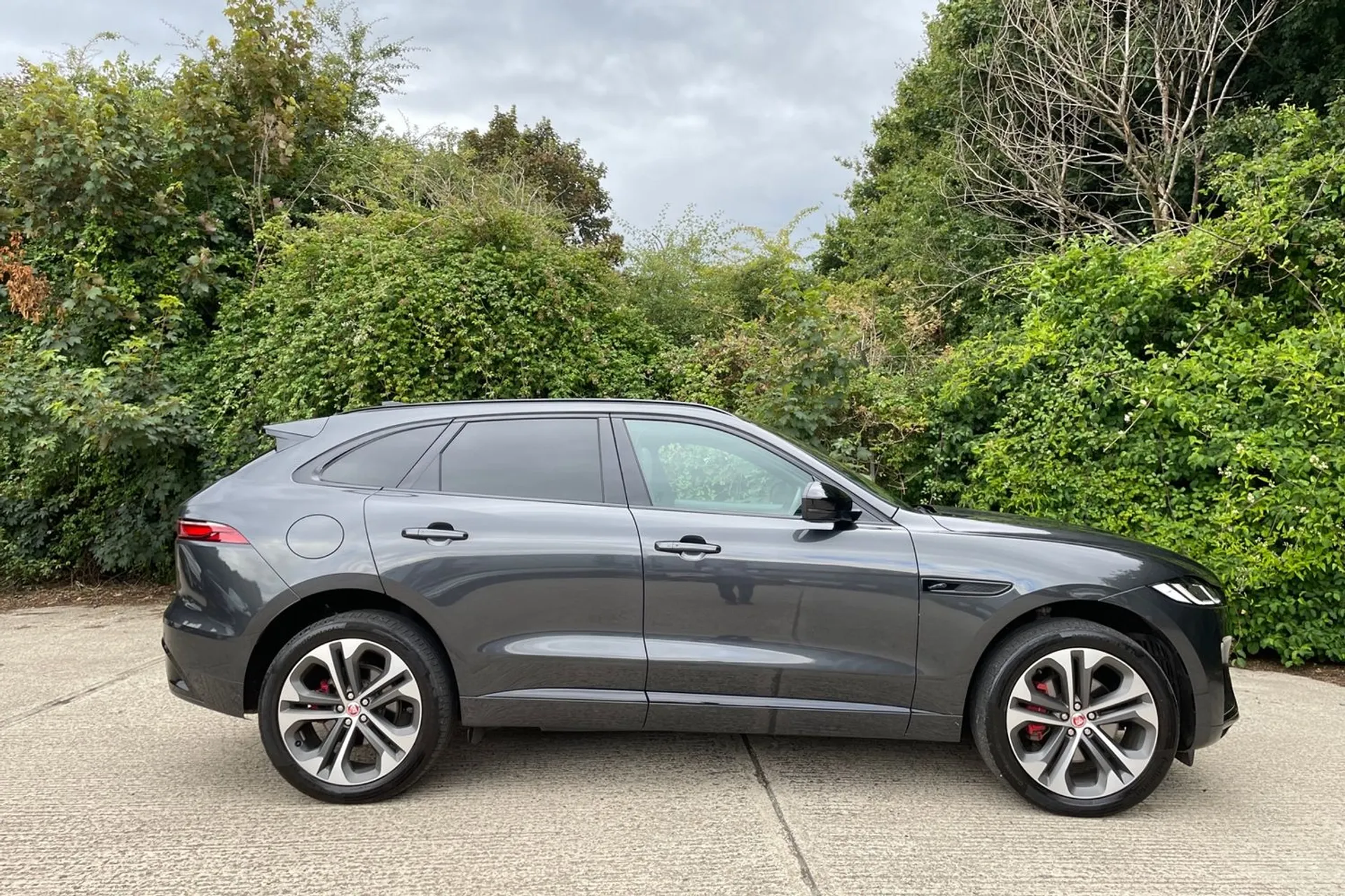 Jaguar F-PACE thumbnail image number 2