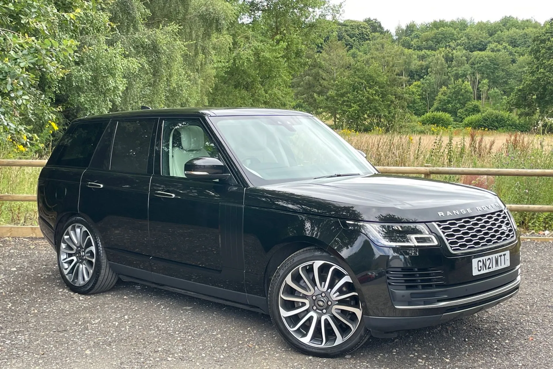 LAND ROVER RANGE ROVER focused image