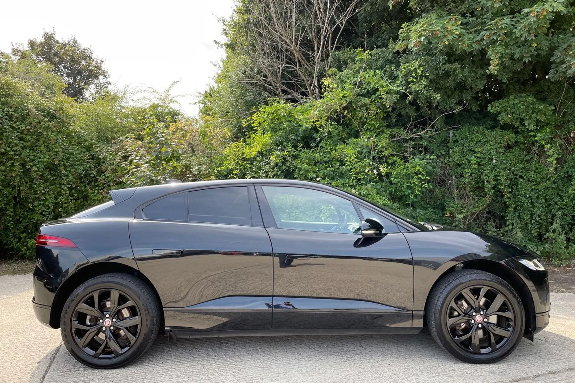 Jaguar I-PACE thumbnail image number 2