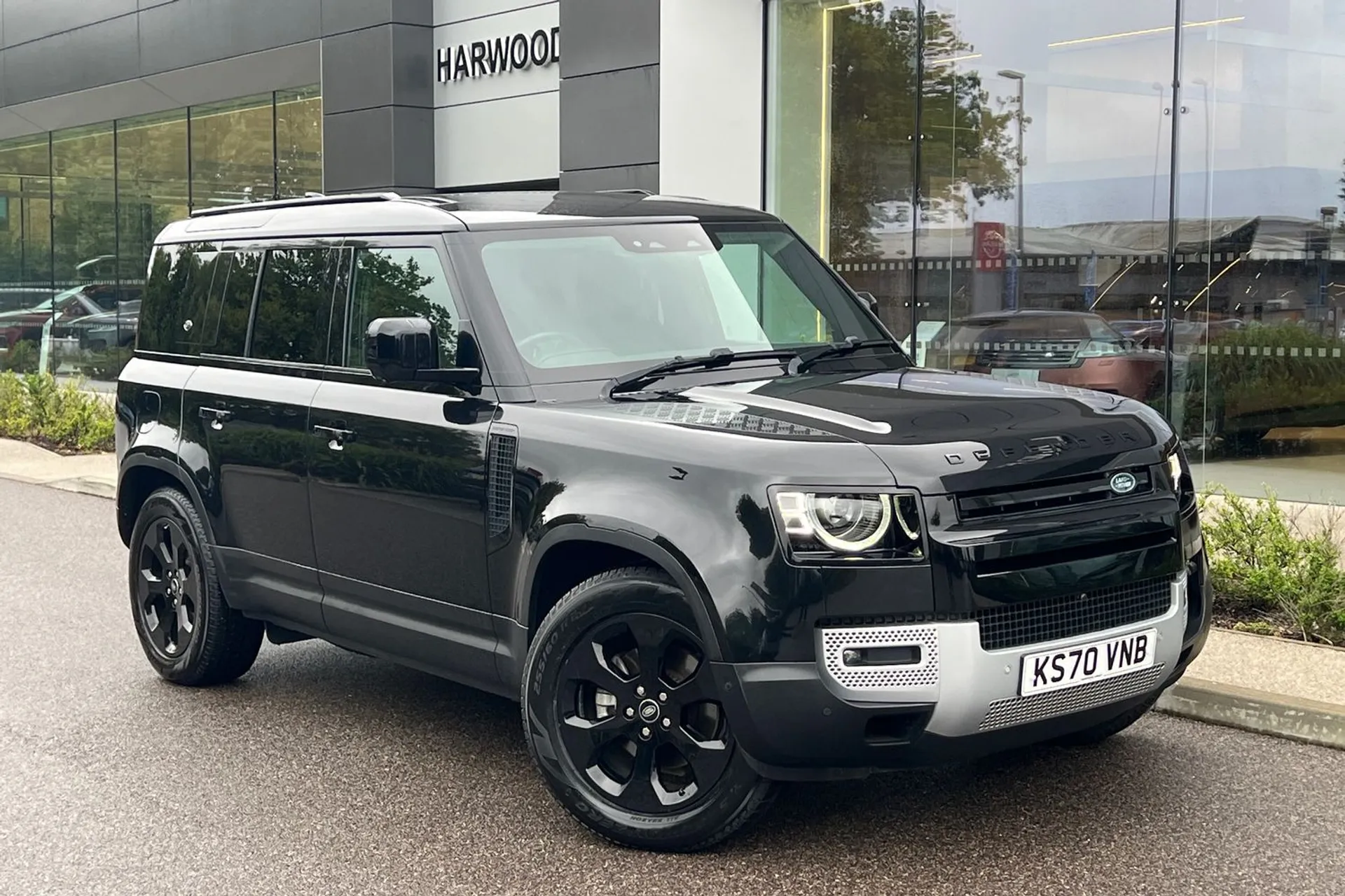 LAND ROVER DEFENDER focused image