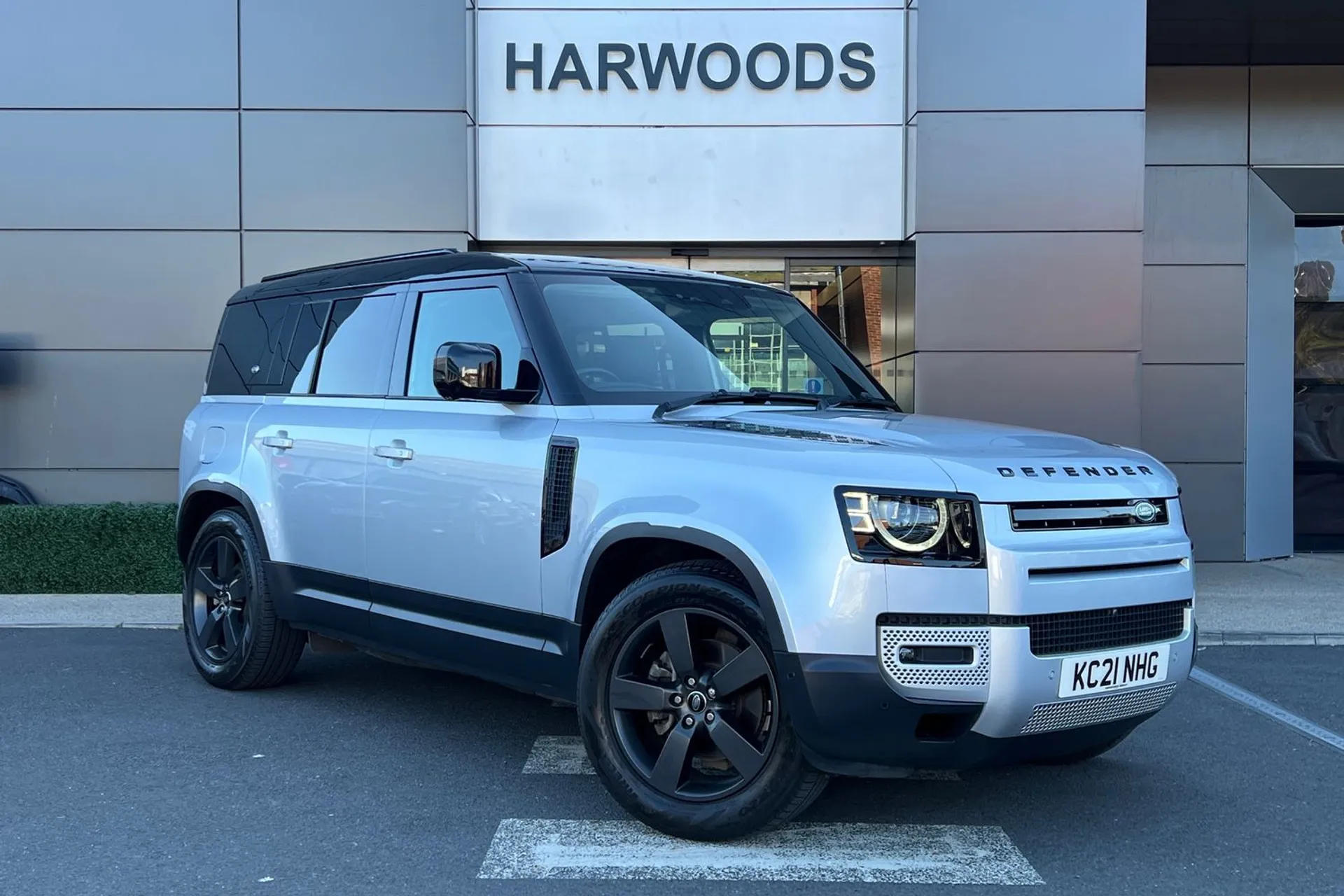 LAND ROVER DEFENDER focused image