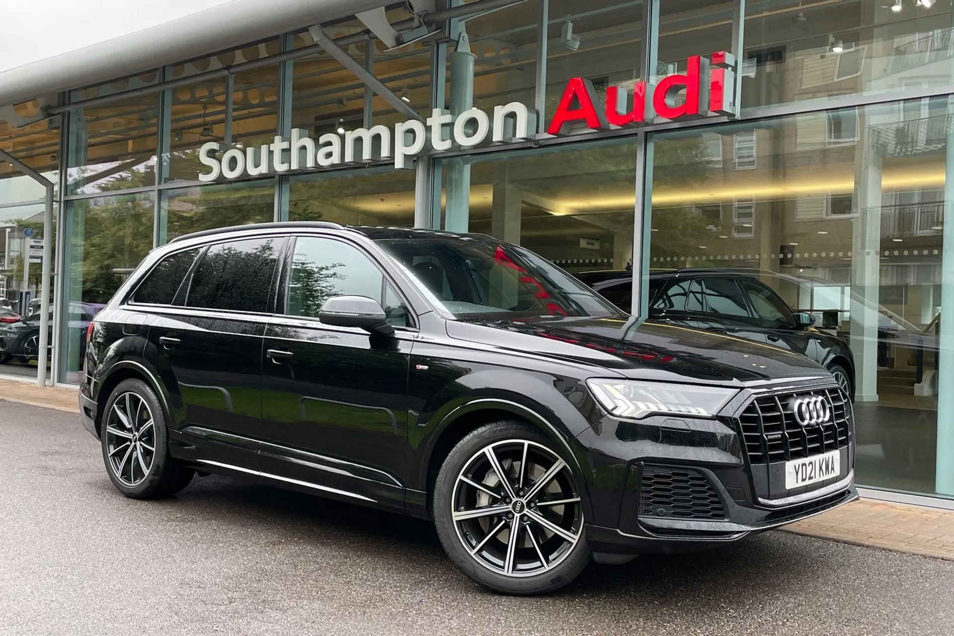 Audi Q7 focused image